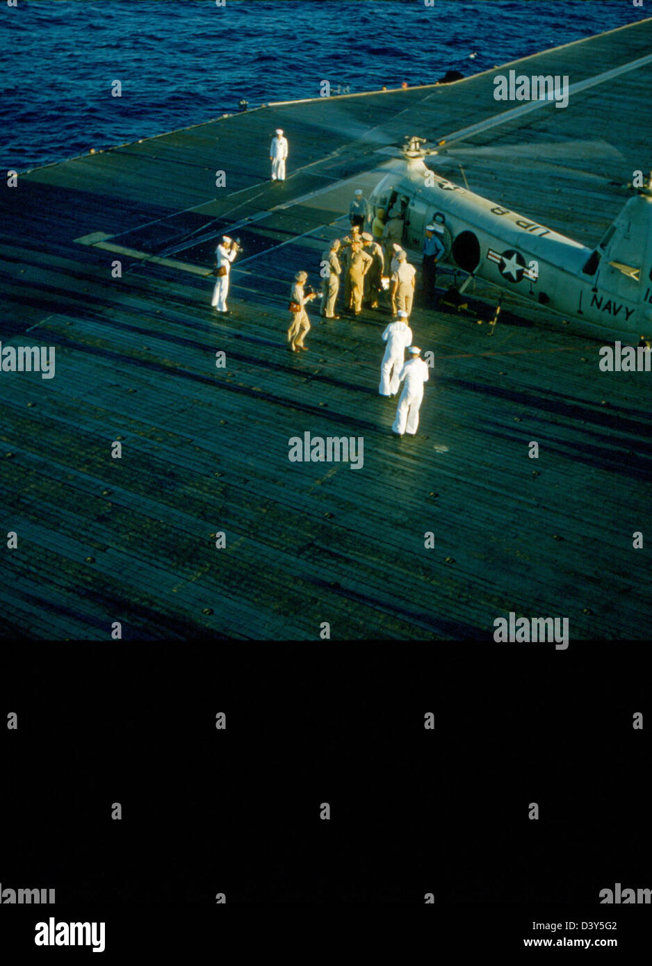 L'USS Kearsarge (CV-33) était un porte-avions américain qui a servi de 1946 à 1970. Le VF-53 était un escadron de chasse qui opérait à partir de ce navire, pilotant divers avions pour des missions de combat naval pendant la guerre froide. Banque D'Images