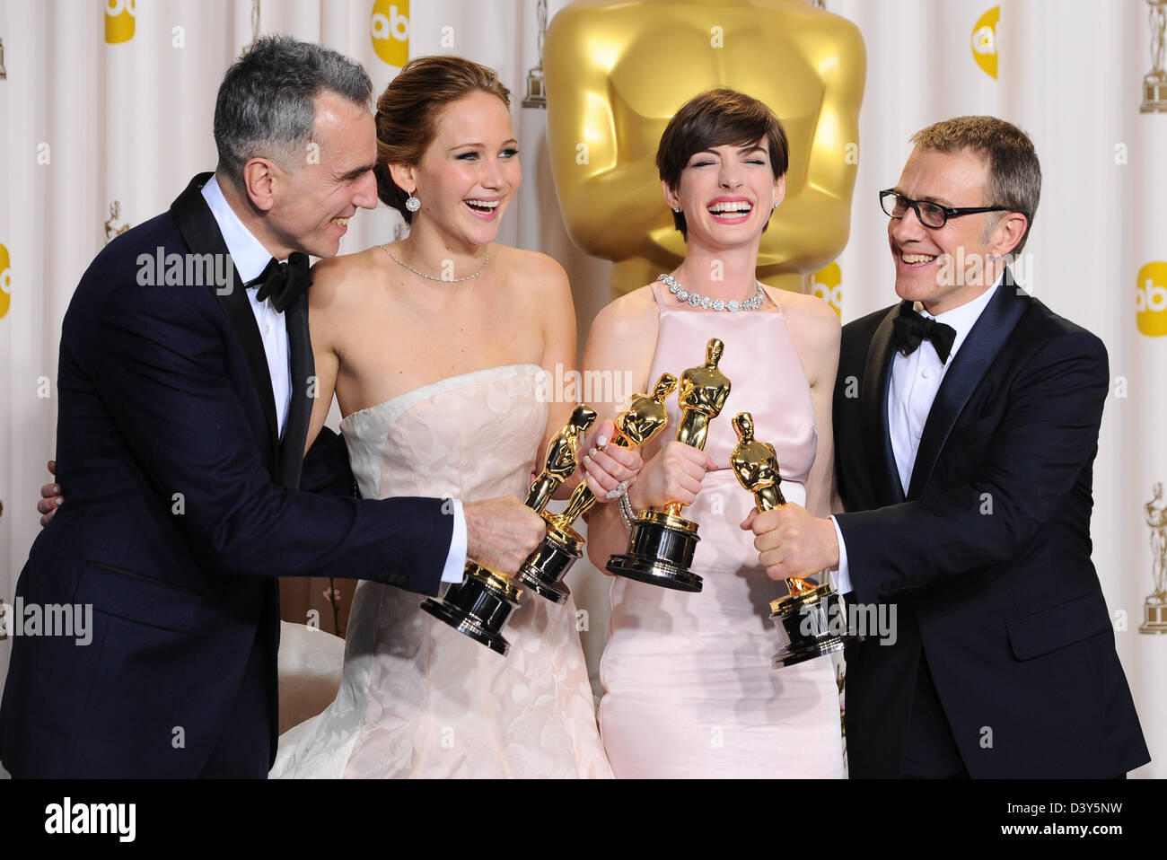 Los Angeles, USA. 24 février 2013. Daniel Day-Lewis, Jennifer Lawrence, Anne Hathaway et Christoph Waltz dans la salle de presse les lauréats à la 85e annuelle des Academy Awards Oscars, Los Angeles, l'Amérique - 24 févr. 2013. Credit : Sydney Alford / Alamy Live News Banque D'Images