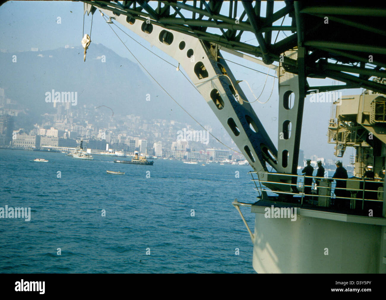 Cette photographie de la collection spéciale James Smith montre un avion de l'USS Kearsarge, escadron VF-53, pendant son déploiement. L'USS Kearsarge était un atout clé de la flotte de l'US Navy au milieu du XXe siècle. Banque D'Images