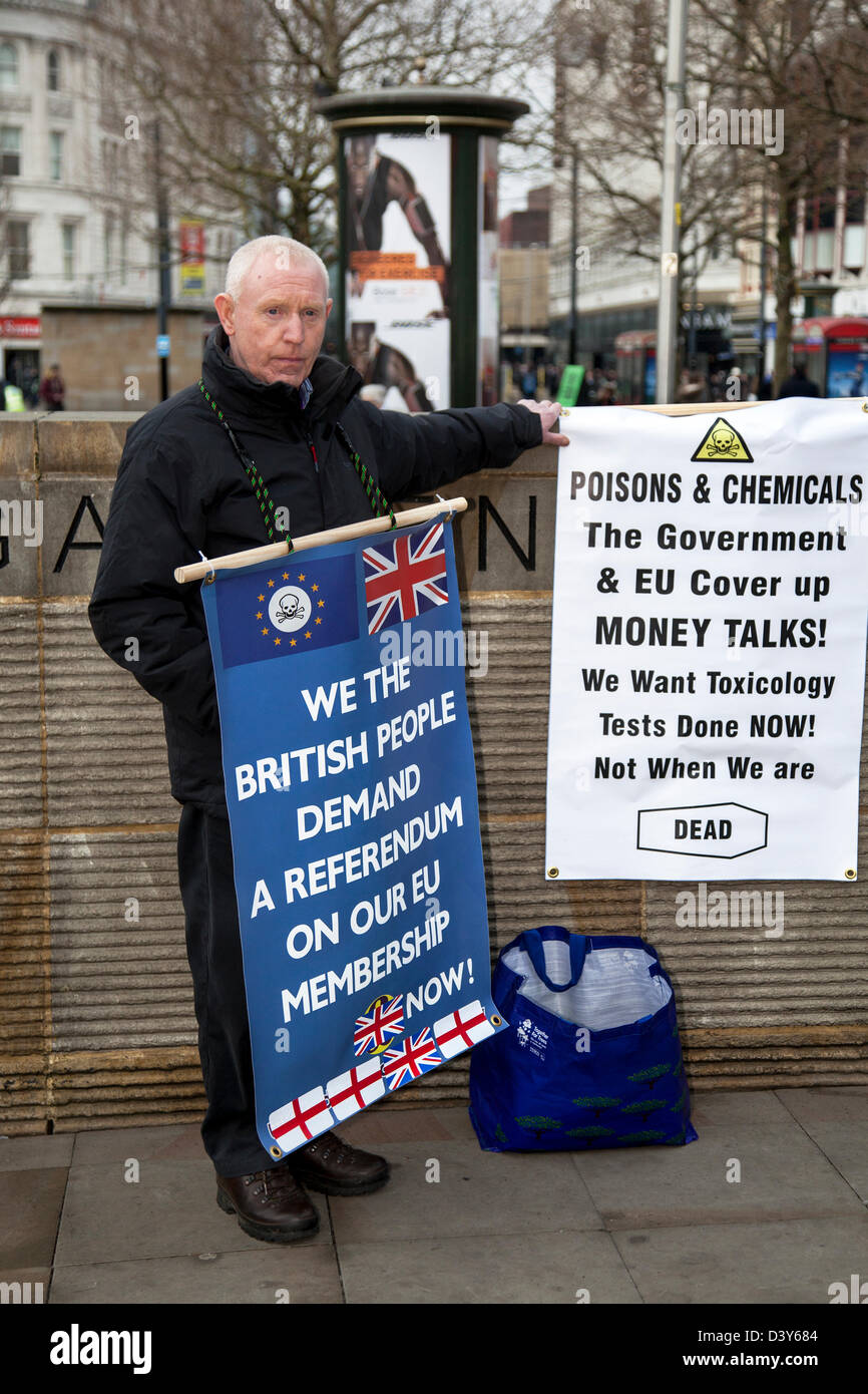 Peter Brown fait campagne sur la pollution chimique  Les rues et boutiques de Manchester, Lancashire, England, UK Banque D'Images
