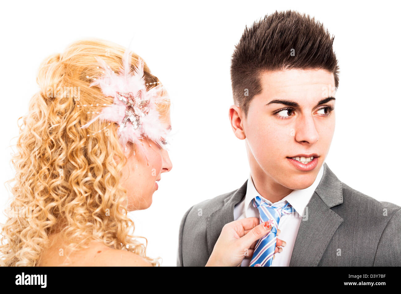 Beau époux et épouse de régler sa cravate pour mariage, isolé sur fond blanc. Banque D'Images