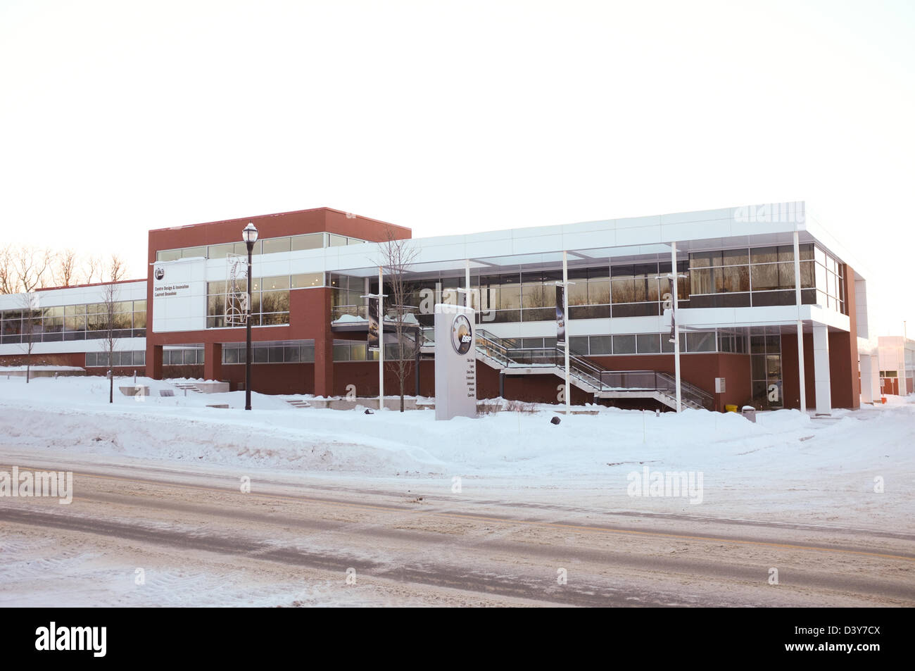 Bombardier Inc. est une multinationale canadienne de l'aéronautique, du transport, de l'entreprise fondée par Joseph-Aarmand Bombardier. Banque D'Images