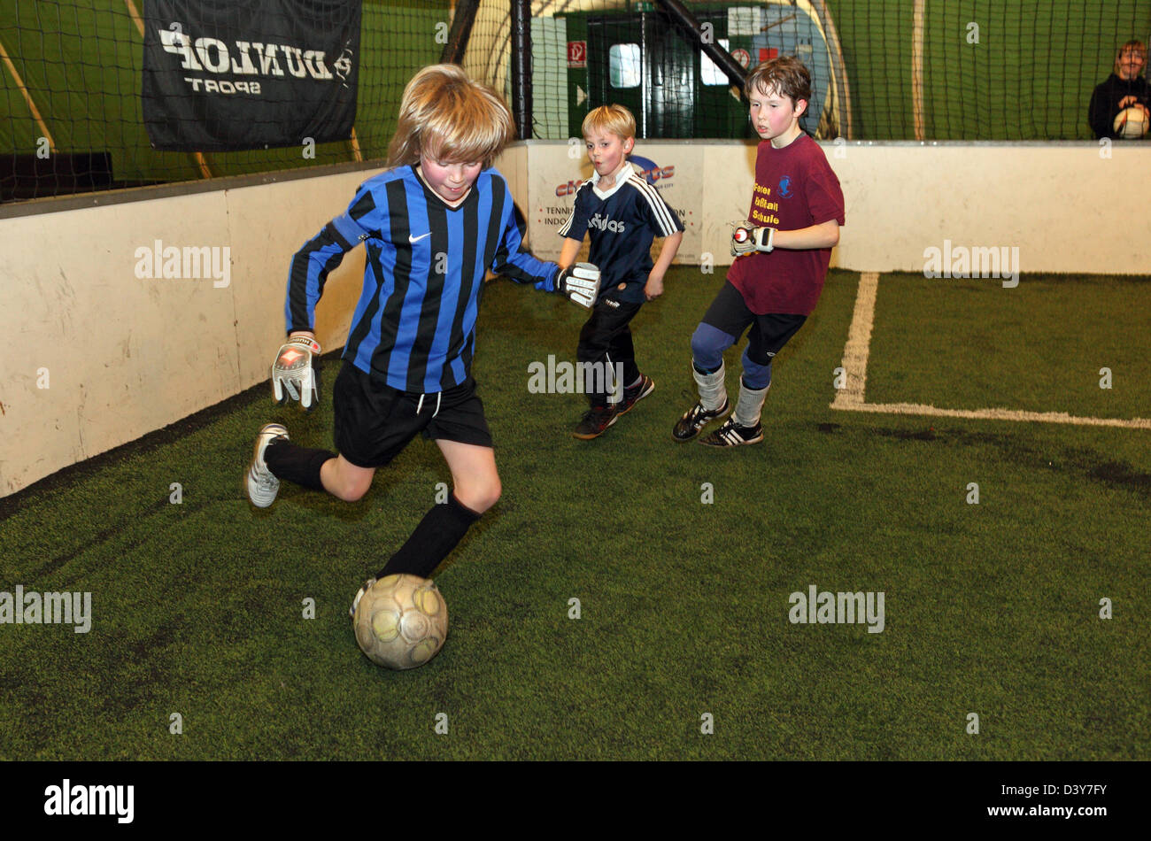 Berlin, Allemagne, les enfants jouent au soccer intérieur Banque D'Images