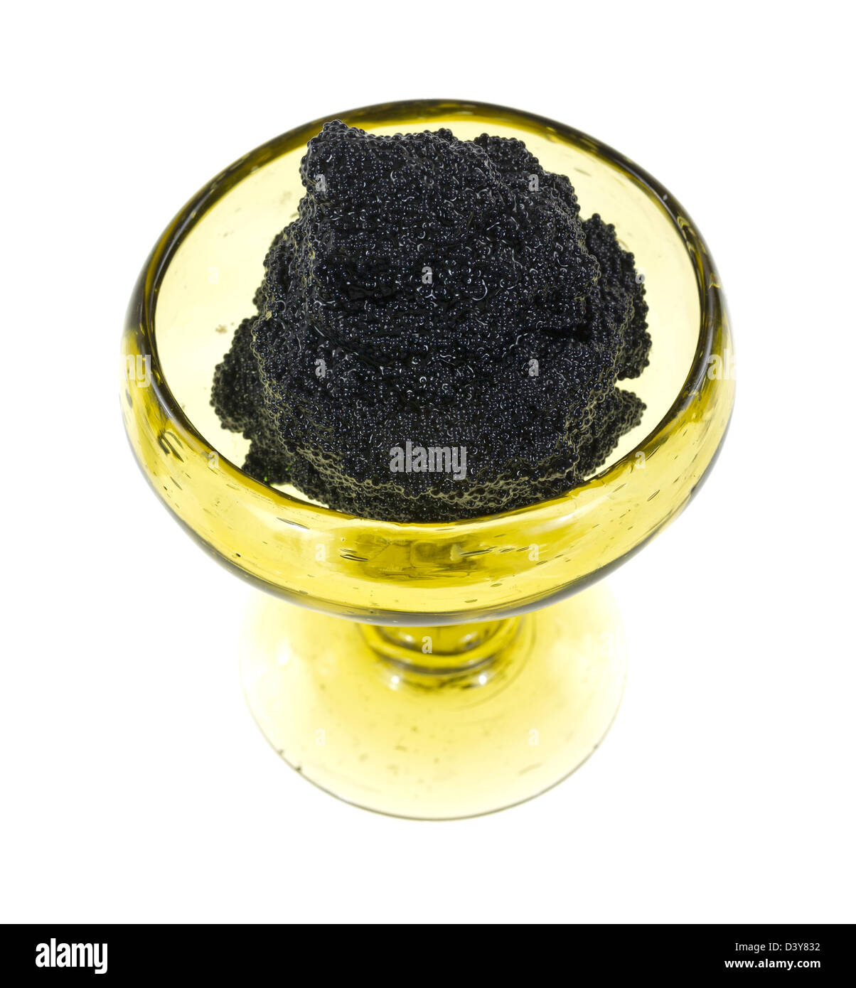 Un petit gobelet en verre fait main rempli de caviar noir sur fond blanc. Banque D'Images