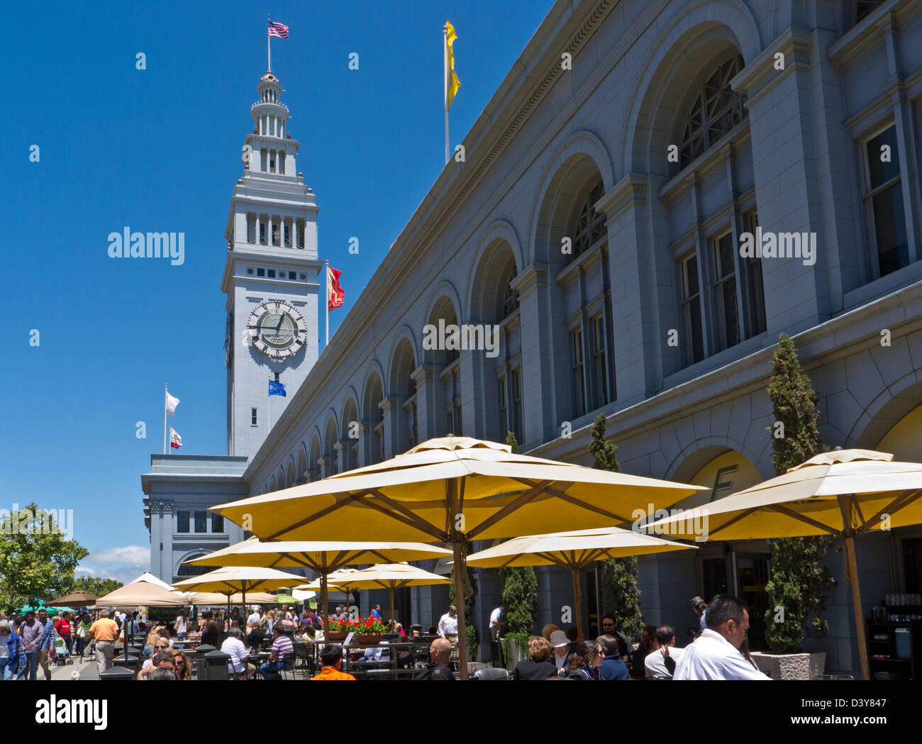 Salle à manger d'été en plein air au bar 'Le marché' Ferry Building restaurant Embarcadero San Francisco California USA Banque D'Images