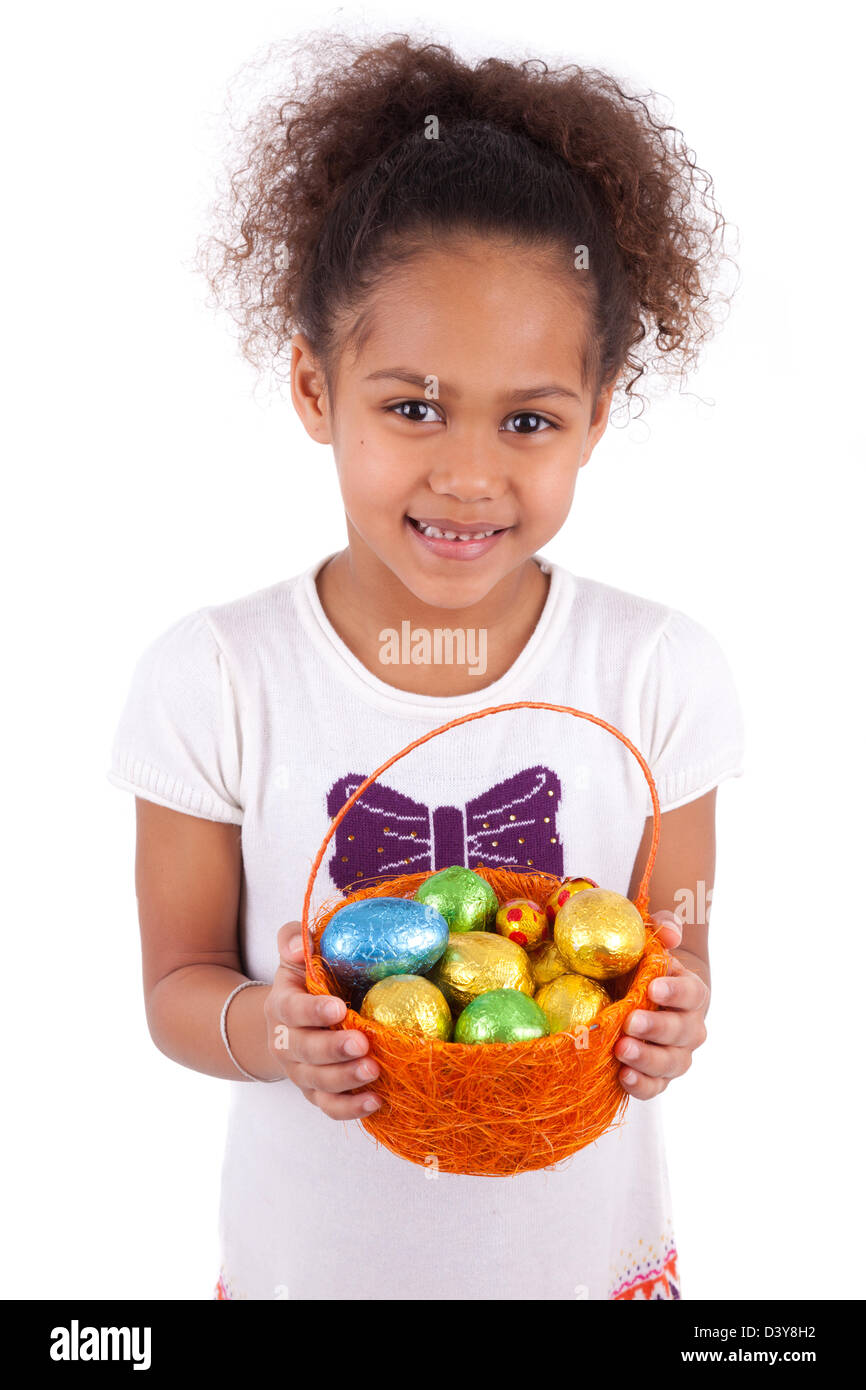 African Asian girl holding chocolate egg ester, isolé sur fond blanc Banque D'Images