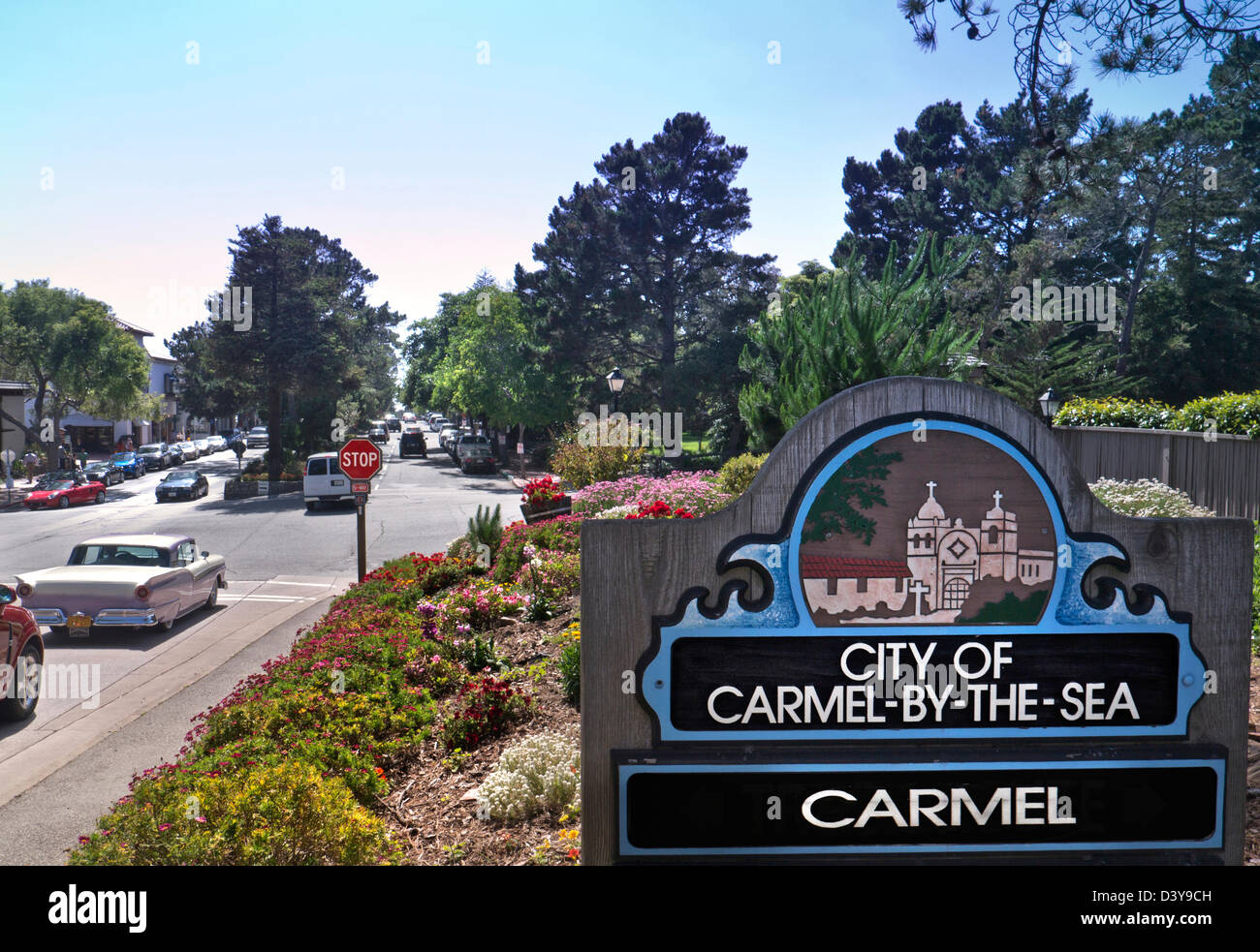 'Carmel by the Sea' ville signe sculpté avec "Le Carmel Mission' les graphiques avec voiture américaine classique, à l'entrée au Carmel California USA Banque D'Images