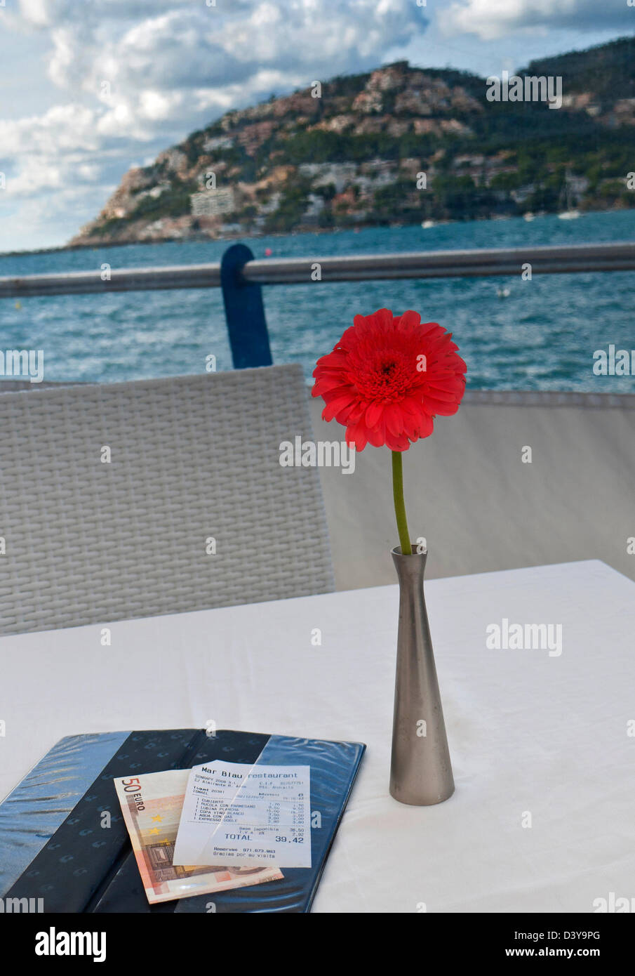 Table de restaurant en plein air sur la mer, le projet de loi avec 50 Euro note Puerto Andratx Majorque Îles Baléares Espagne Banque D'Images