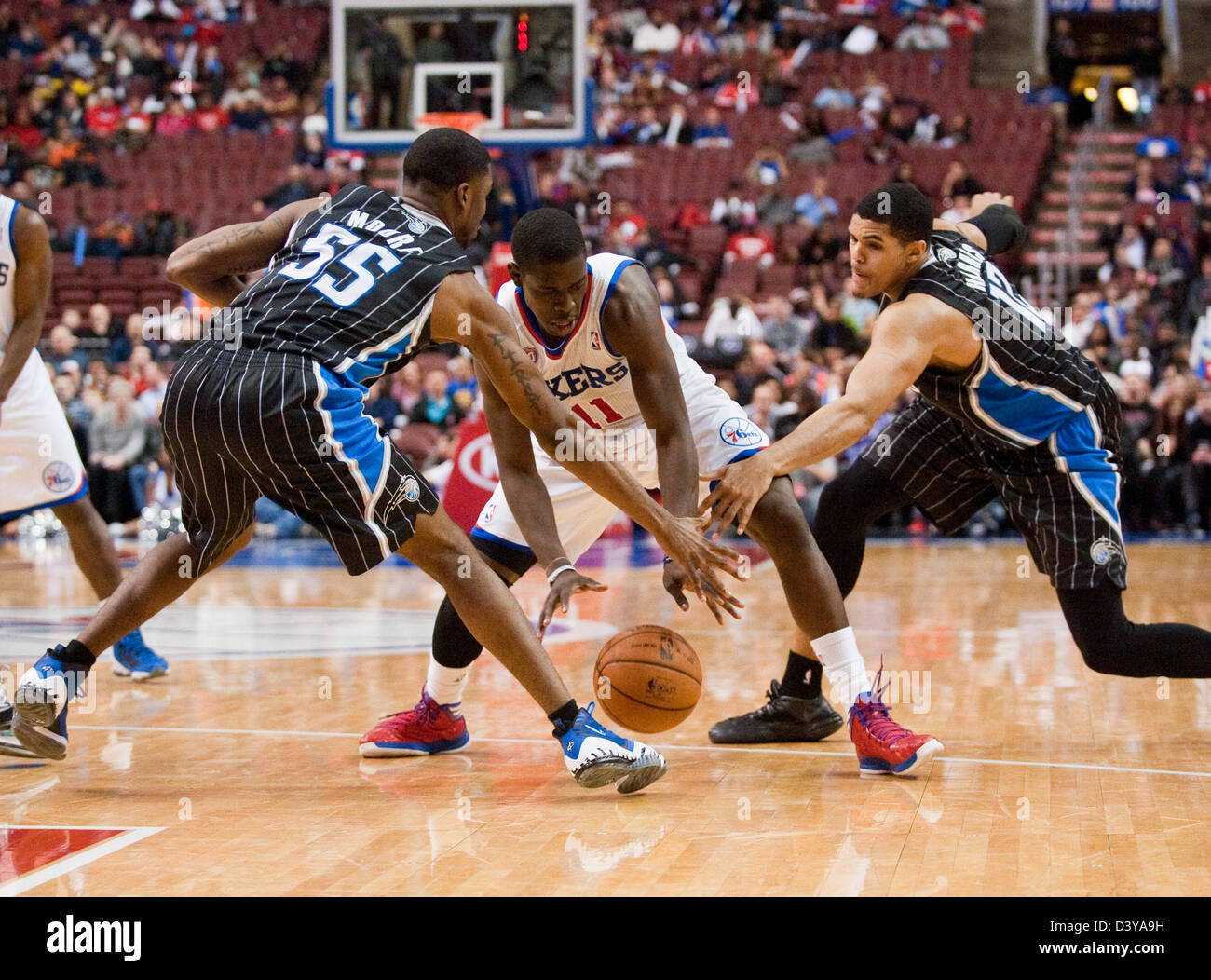 Philadelphie, Pennsylvanie, USA. 26 février 2013. 76ers' guard Jrue Holiday (11) est poussé par la magie garde E'Twaun Moore (55) et de l'avant Tobias Harris (12) dans le 2ème semestre au cours de l'action de la NBA entre les équipes de Philadelphie et Orlando Magic au Wells Fargo Center de Philadelphie, Pennsylvanie. Magic a défait les 76ers 98-84. Credit : Cal Sport Media / Alamy Live News Banque D'Images