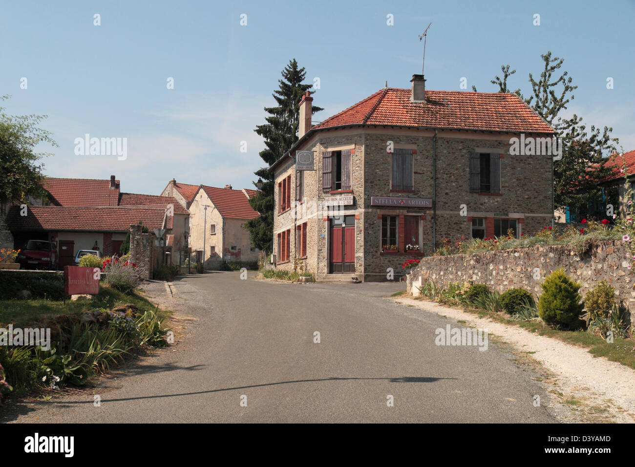 Vue générale de la rues vides dans le joli village de Lucy-le-Bocage, Aisne, Picardie, dans le nord de la France. Banque D'Images