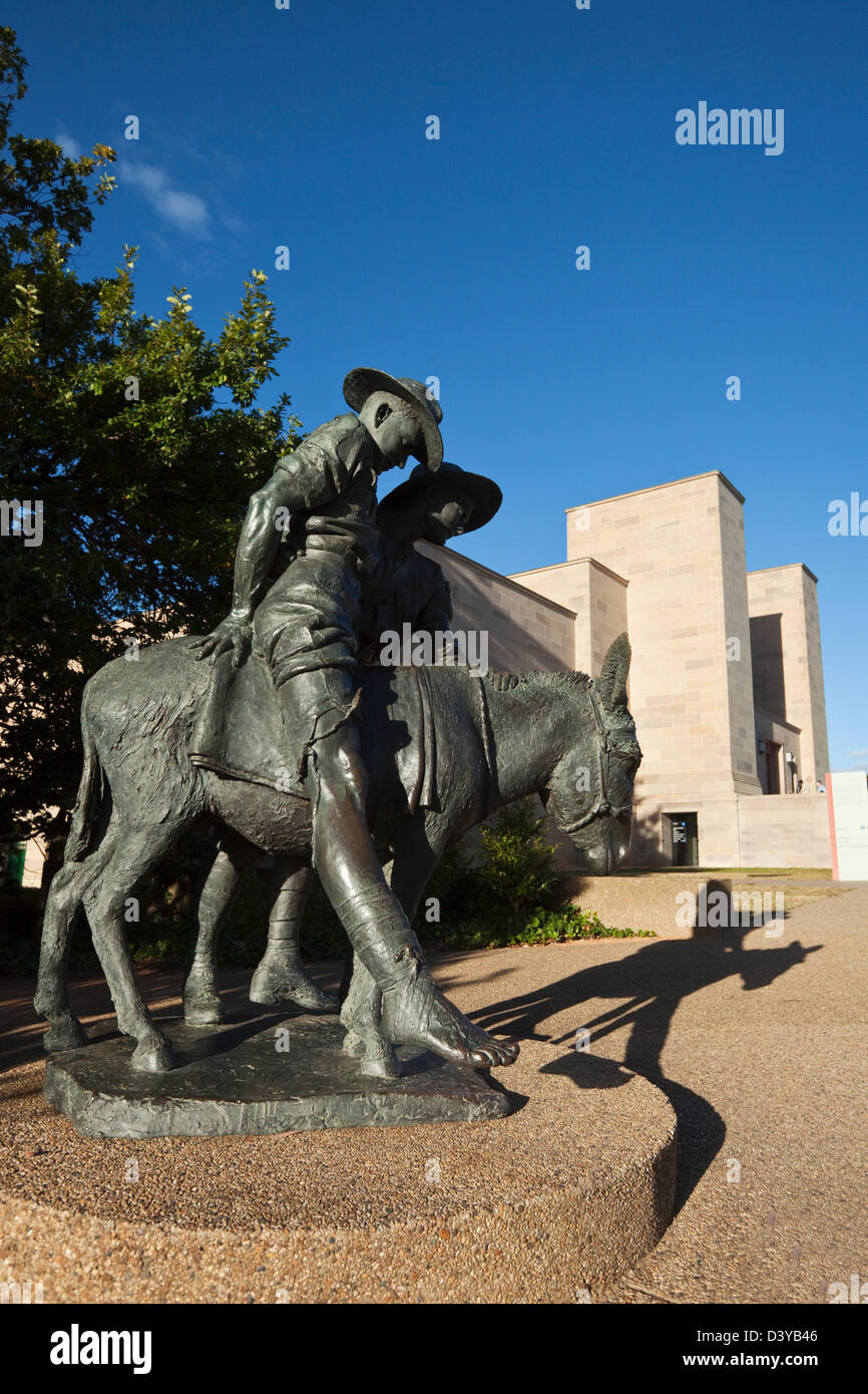 'Simpson' son âne et la sculpture à l'Australian War Memorial. Canberra, Territoire de la capitale australienne (ACT), l'Australie Banque D'Images