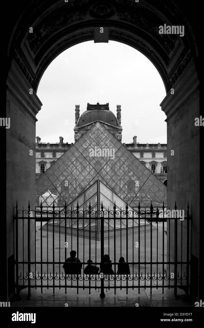 Se reposer sur les marches du Louvre. Banque D'Images