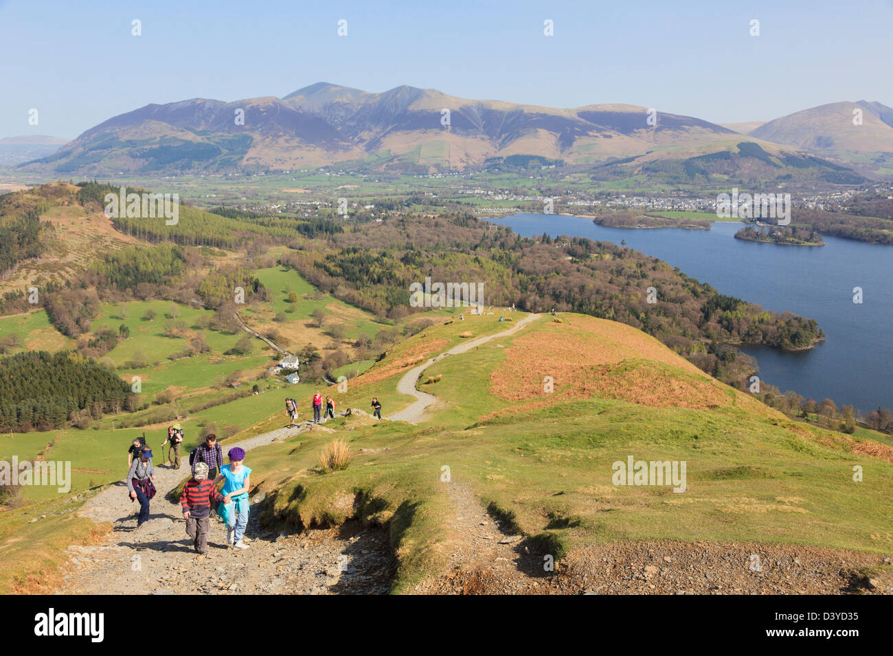 Personnes marchant sur un sentier jusqu'Catbells sur journée ensoleillée avec vue donnant sur Derwent Water dans les lacs du nord. Lake District Angleterre Royaume-uni Borrowdale Banque D'Images