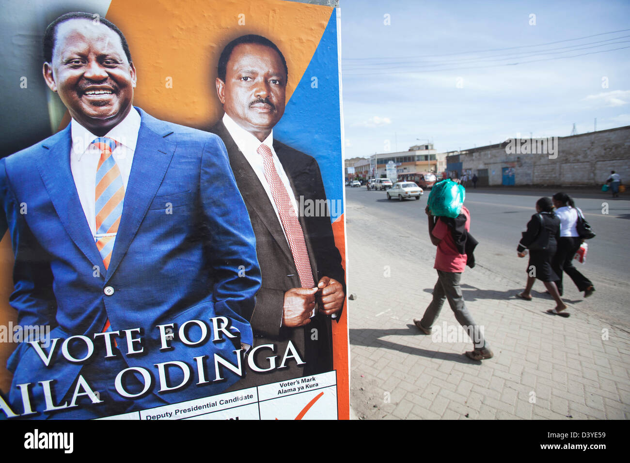 Nairobi, Kenya. 26 février 2013. Les gens en passant devant une affiche de la politique pour candidat à la présidence et le premier ministre Raila Odinga, le 26 février 2013, au centre-ville. Élections au Kenya auront lieu le 4 mars et sont les premières depuis la violence post-scrutin il y a cinq ans à laquelle plus de 1000 personnes sont mortes à la suite des résultats contestés. Crédit : Tom Gilks / Alamy Live News Banque D'Images