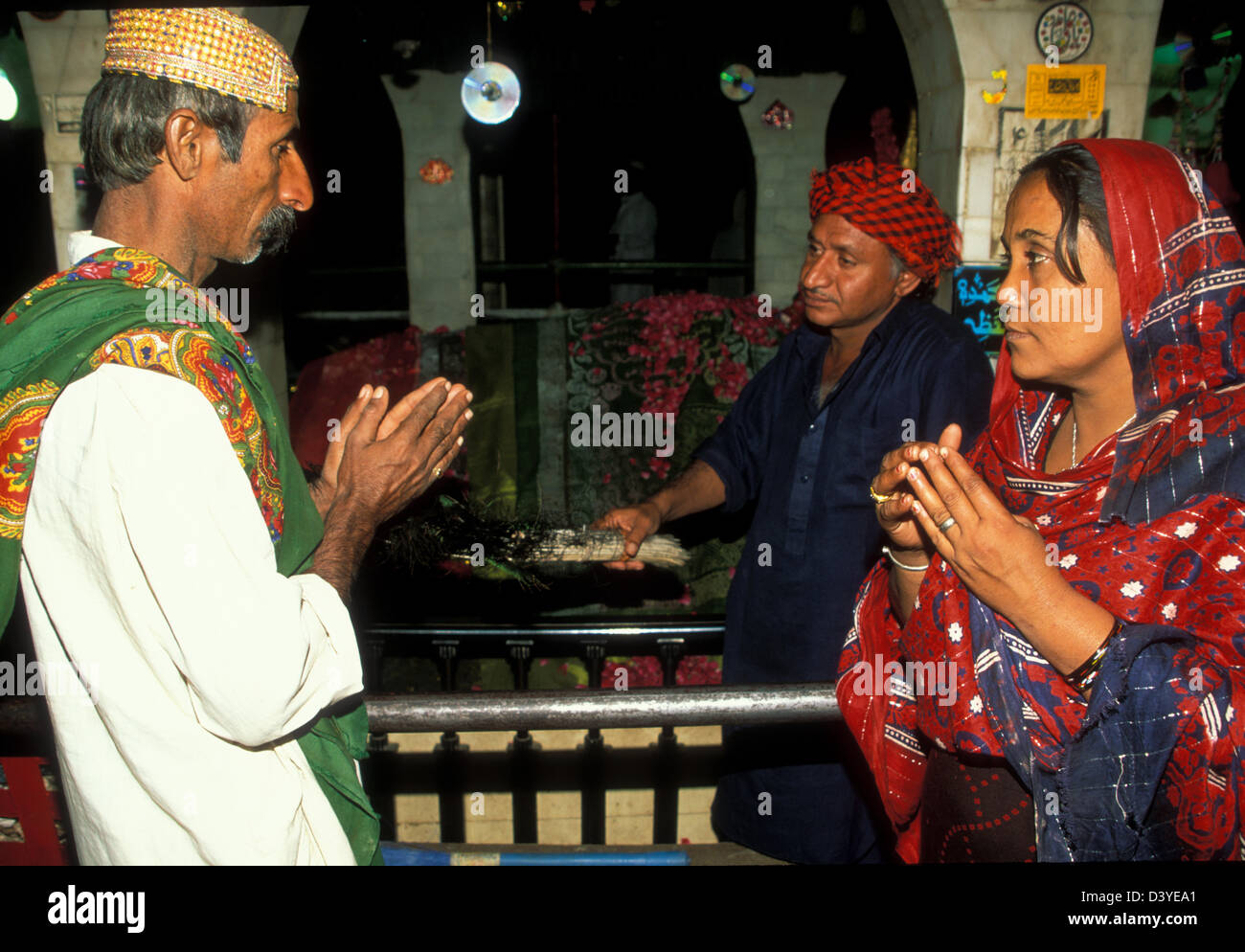 Un homme et une femme visitant le célèbre sanctuaire de Chabaz Qalander dédié au XIIIe siècle [mystique chiite], Lal Shahbaz Qalandar. Le sanctuaire est situé à Sehwan Sharif, au Pakistan. Banque D'Images