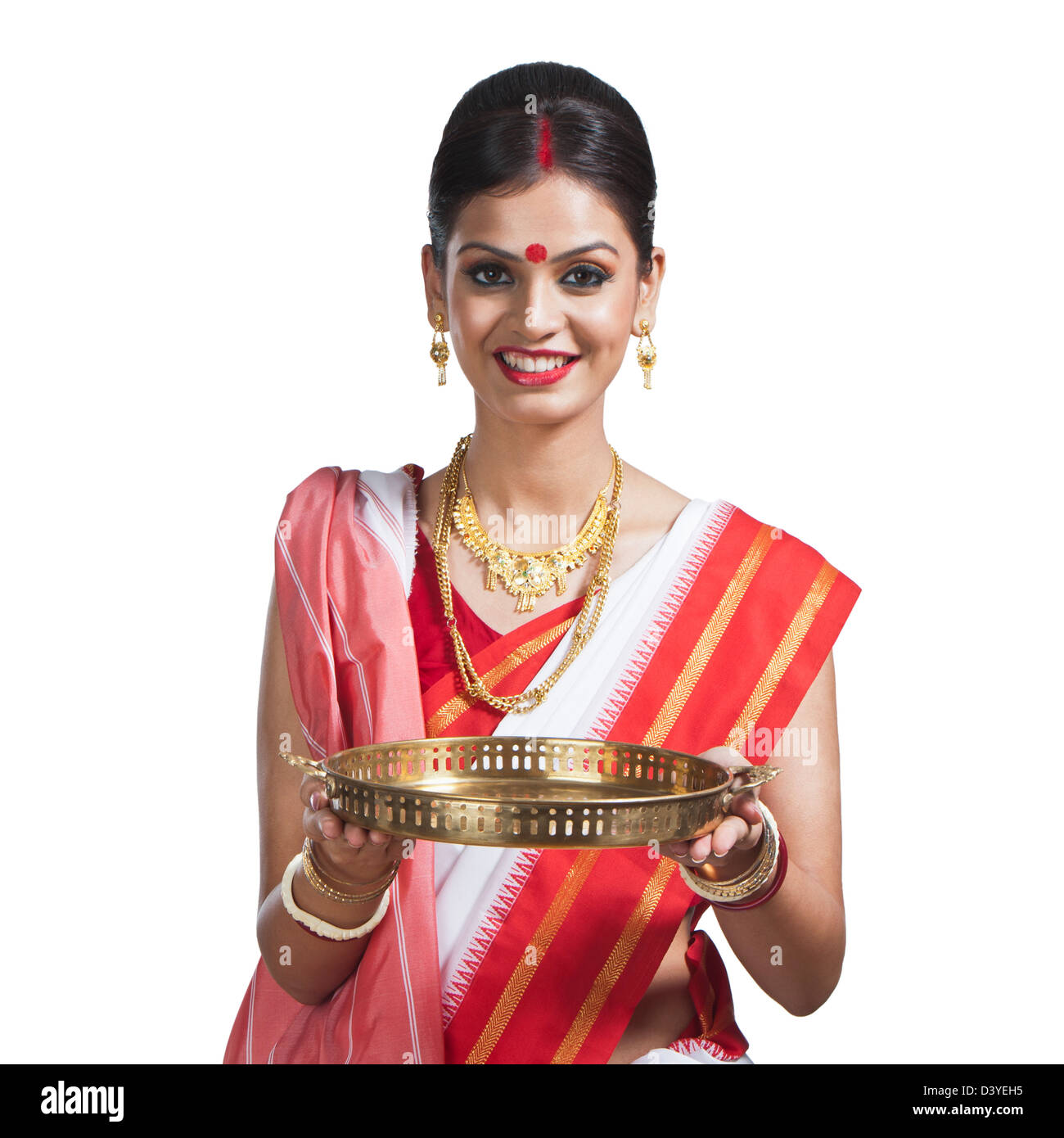 Bengali traditionnel woman holding pooja thali Banque D'Images