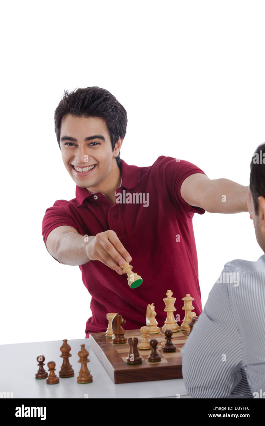 L'homme qui fête son succès après avoir remporté le jeu d'échecs Banque D'Images