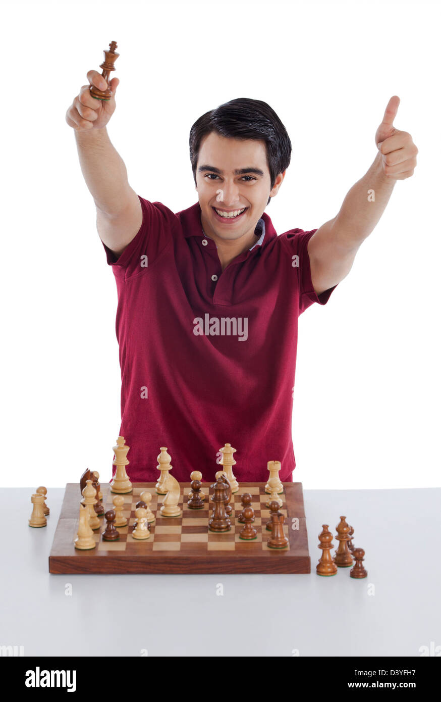 L'homme qui fête son succès après avoir remporté le jeu d'échecs Banque D'Images