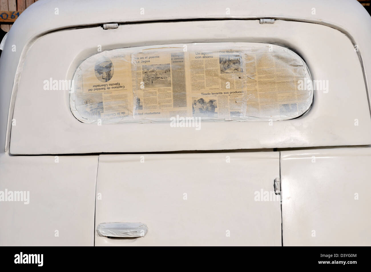 Vieille voiture avec une fenêtre couverte d'un journal pour le protéger tout en peinture, Vinales, province de Pinar del Rio, Cuba Banque D'Images