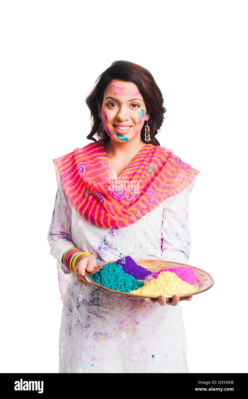 Femme tenant une assiette en couleurs de Holi Banque D'Images
