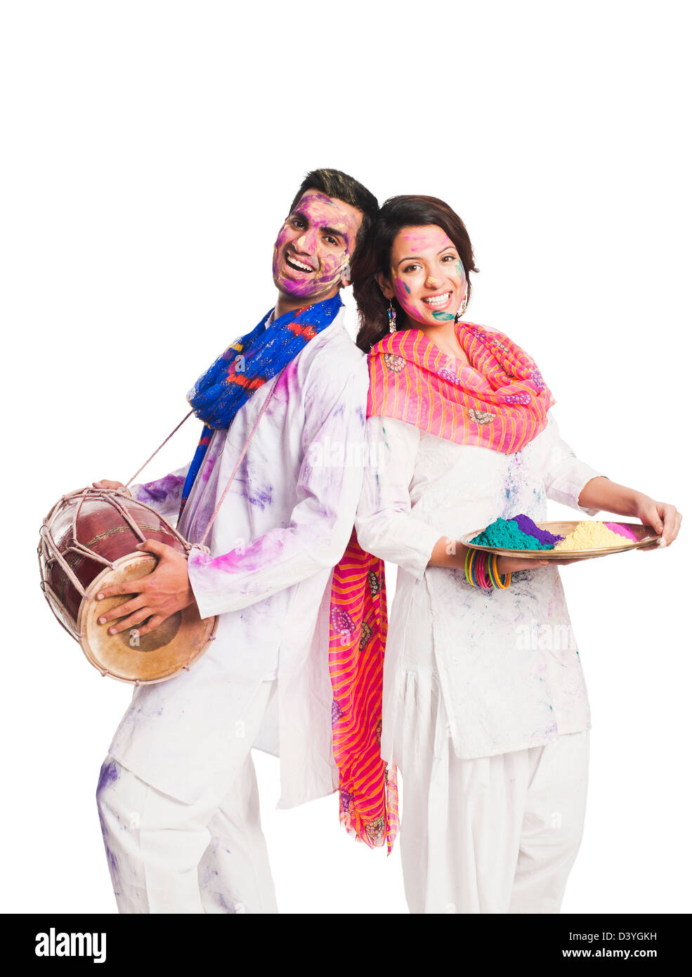 Couples célébrant Holi avec des couleurs et un tambour Banque D'Images