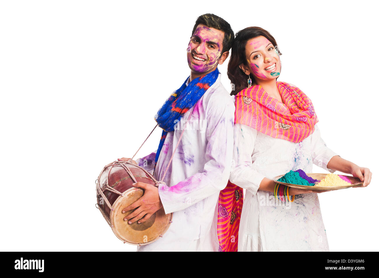 Couples célébrant Holi avec des couleurs et un tambour Banque D'Images
