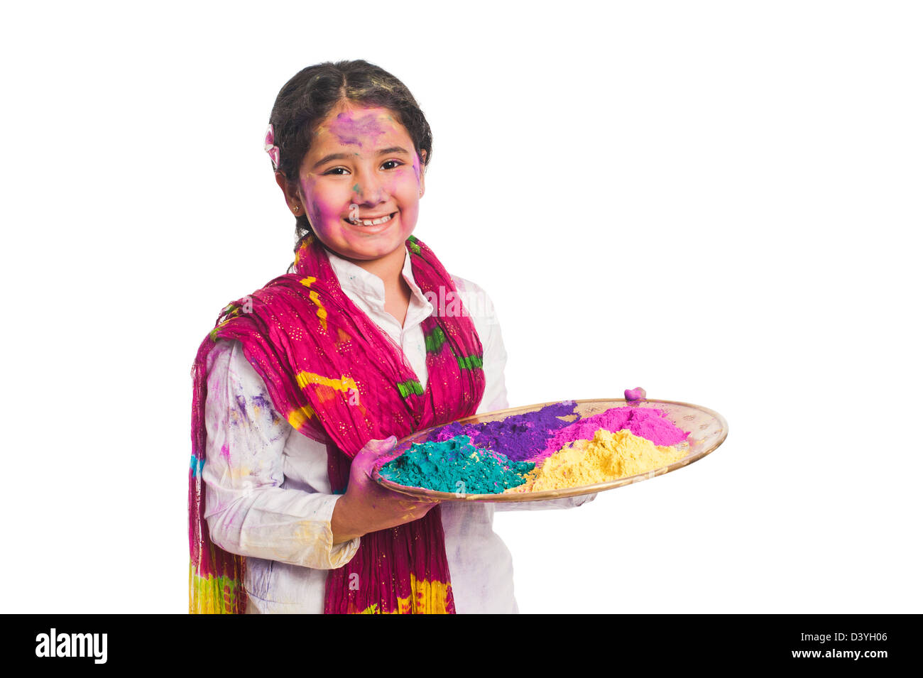 Girl holding a plate en couleurs de Holi Banque D'Images
