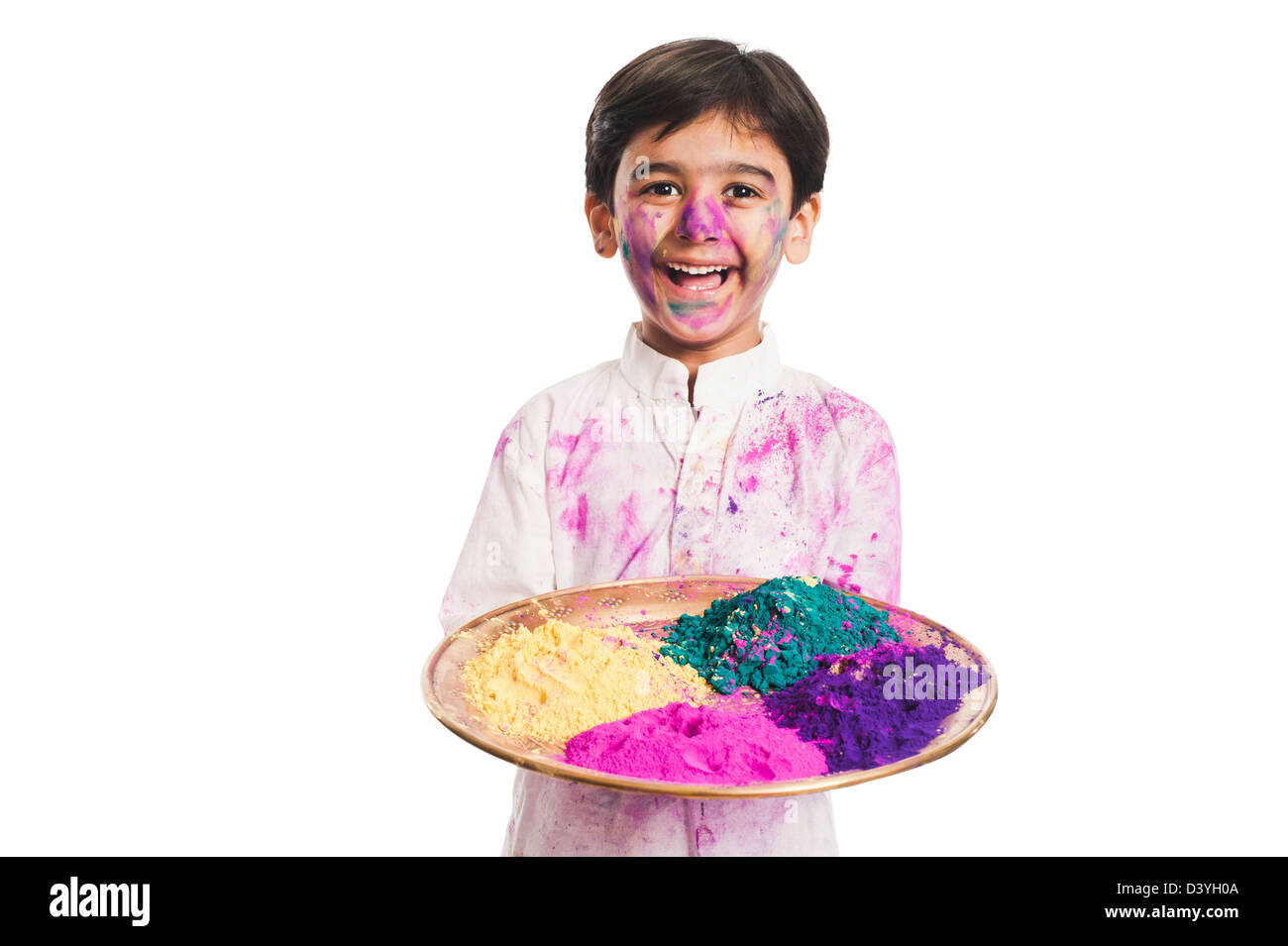 Boy holding a plate en couleurs de Holi Banque D'Images