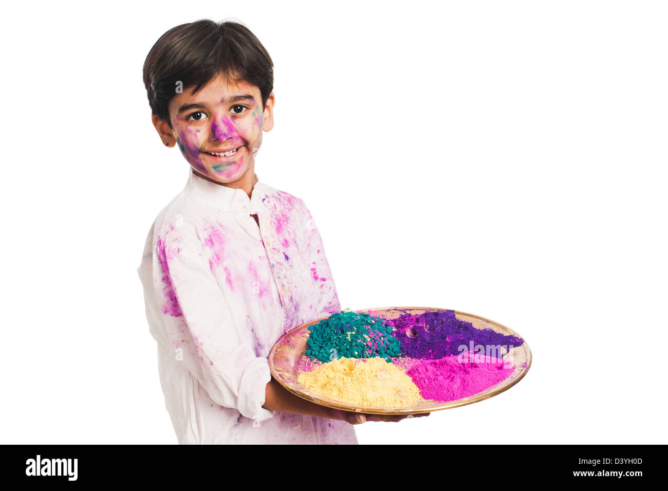 Boy holding a plate en couleurs de Holi Banque D'Images