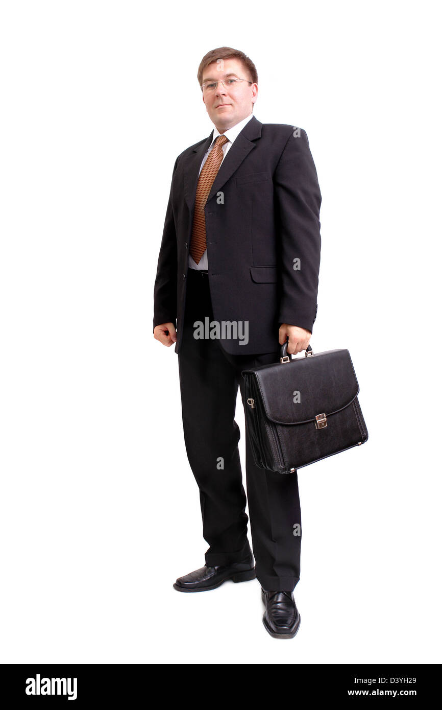 L'auto-confident businessman in costume noir et chemise blanche posant avec mallette noire sur fond blanc Banque D'Images