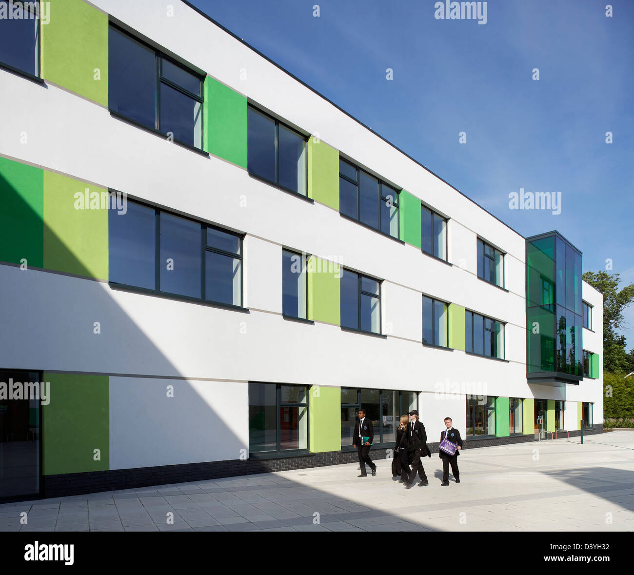 Oasis Academy, Coulsdon, Royaume-Uni. Architecte : Sheppard Robson, 2011. Vue de la façade avec des panneaux de couleur. Banque D'Images