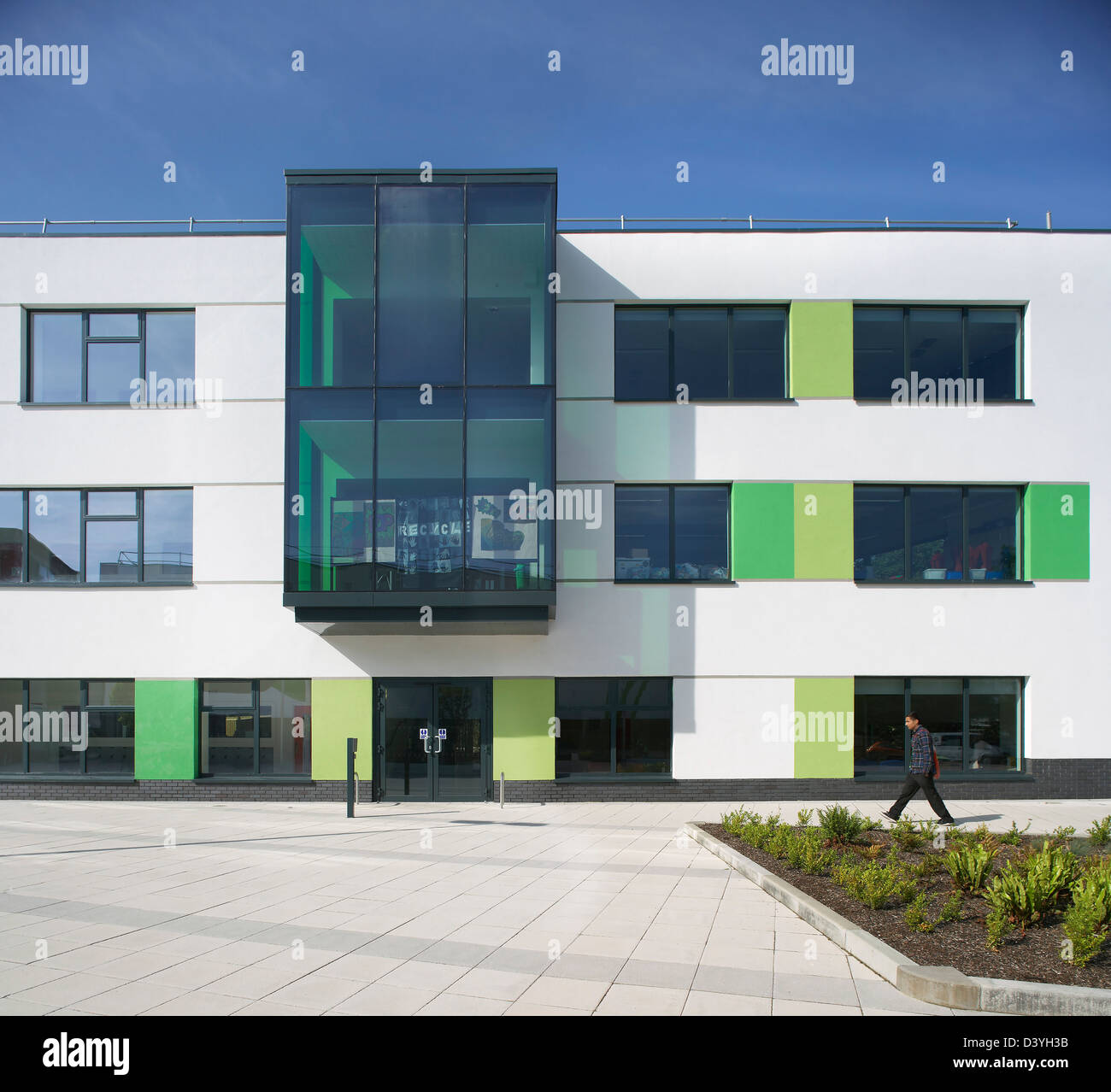Oasis Academy, Coulsdon, Royaume-Uni. Architecte : Sheppard Robson, 2011. Détail façade vitrée avec baie vitrée. Banque D'Images