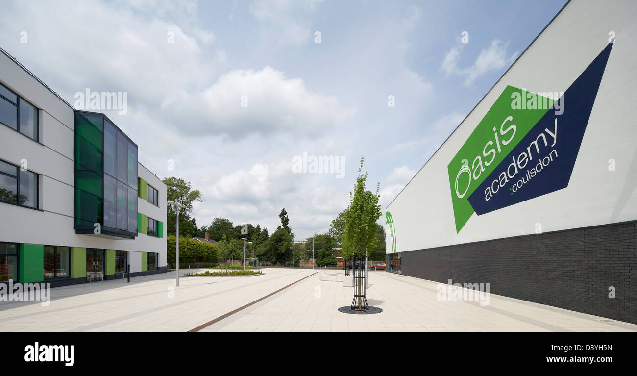 Oasis Academy, Coulsdon, Royaume-Uni. Architecte : Sheppard Robson, 2011. D'école et de bâtiment avec signalisation. Banque D'Images