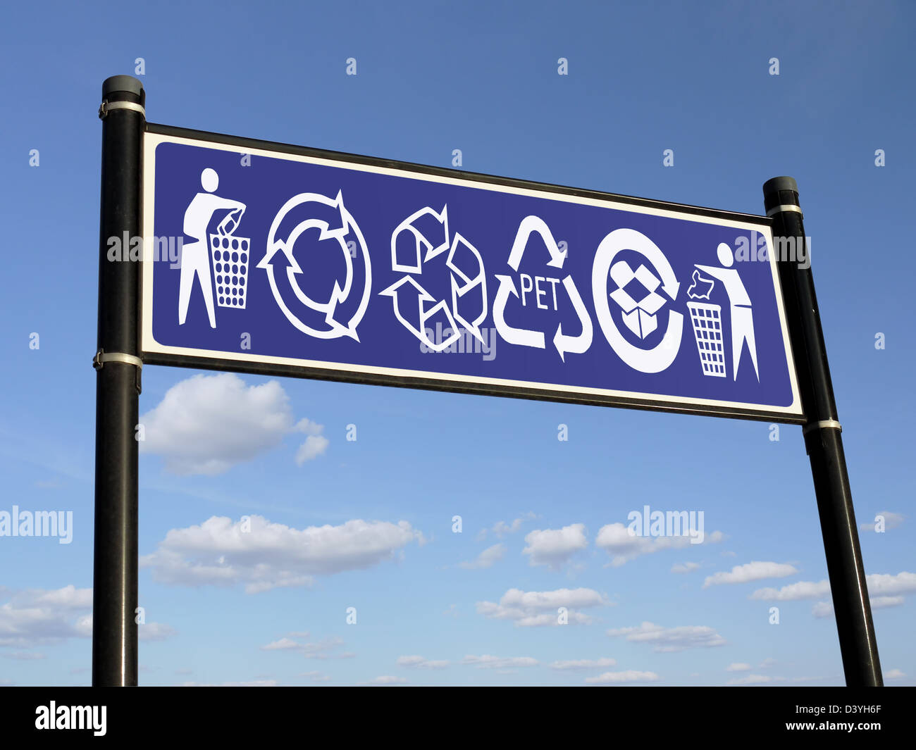 Panneau d'information bleu foncé avec divers symboles de recyclage plus de ciel bleu Banque D'Images