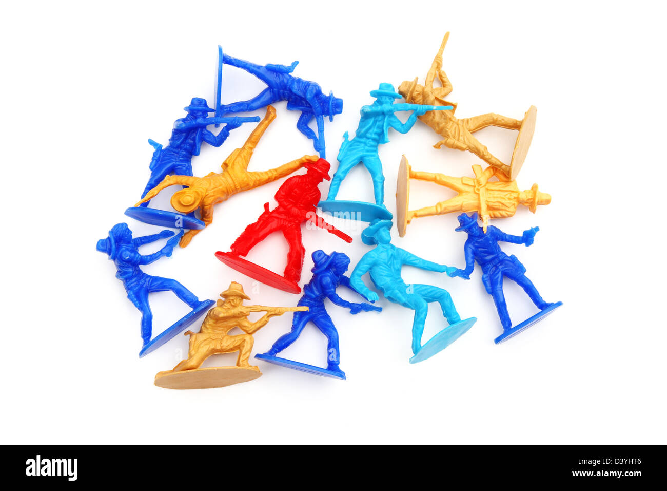 Un assortiment de jouets et de cow-boys dans un tas sur fond blanc. Banque D'Images