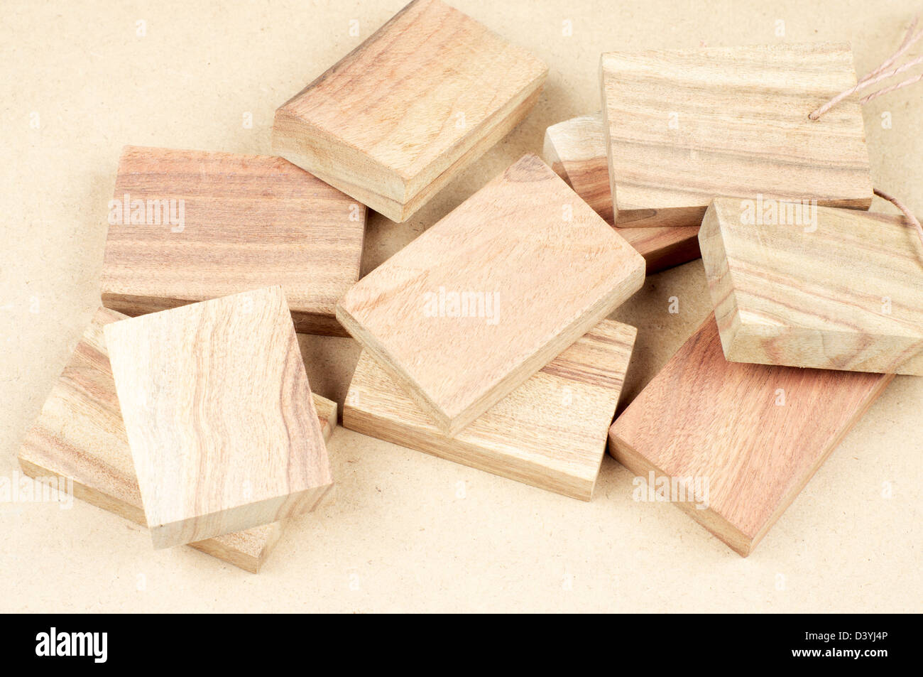 De nombreux morceaux de bois empilés. Banque D'Images