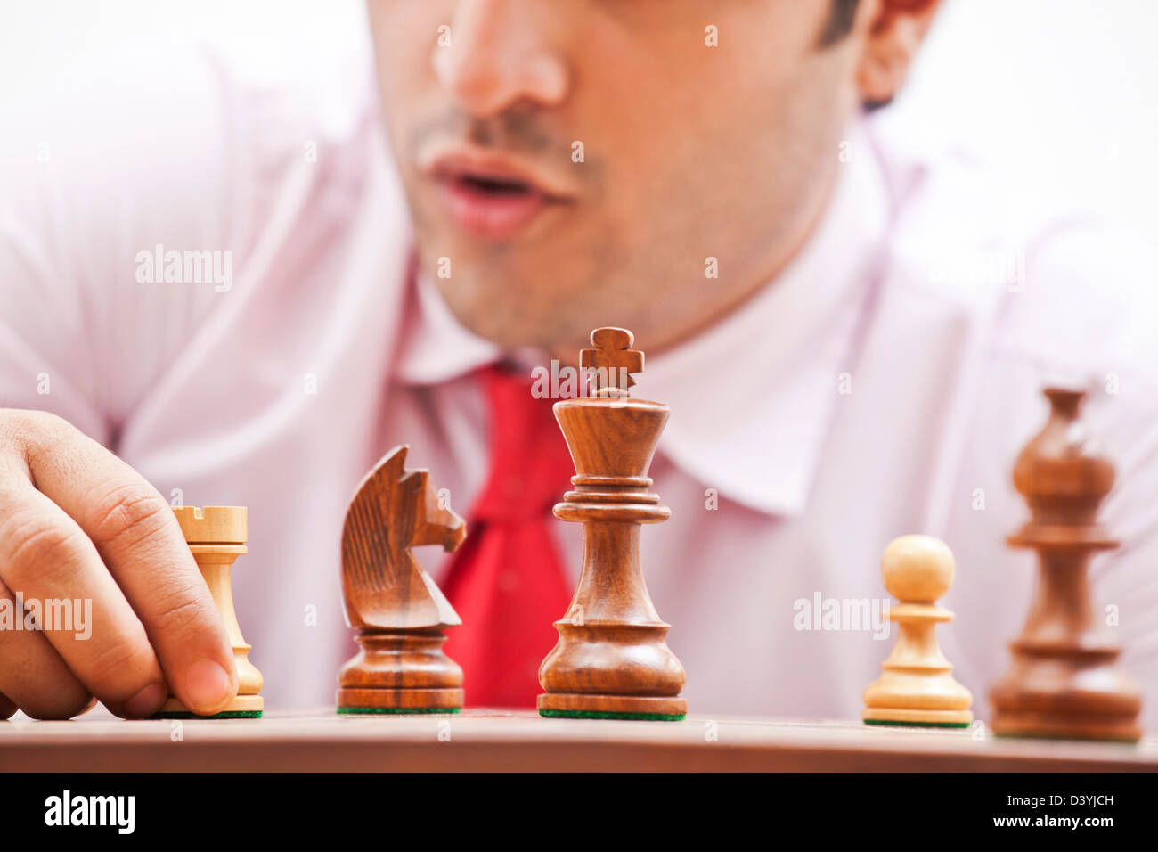 Businessman playing chess Banque D'Images