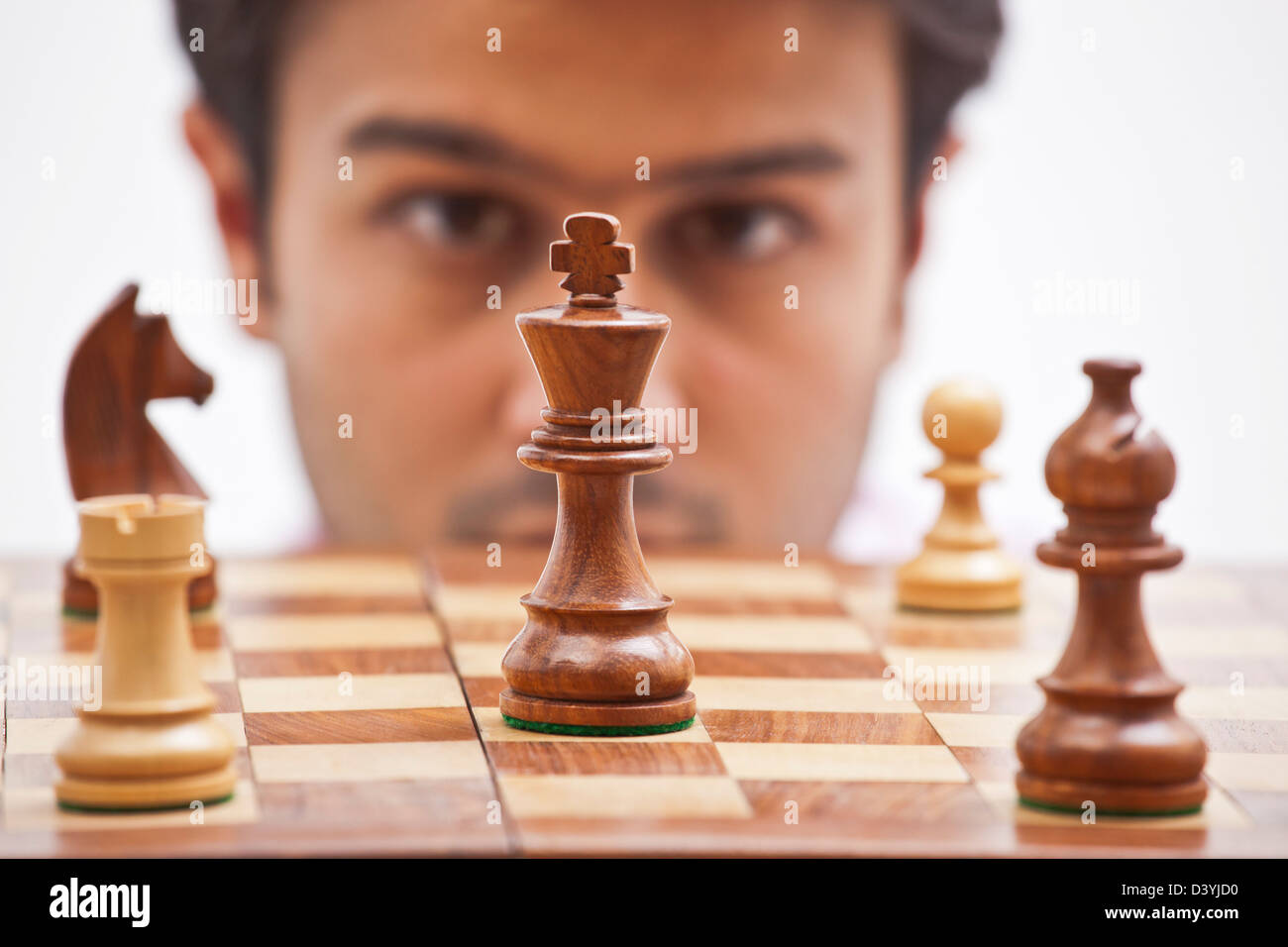 Businessman playing chess Banque D'Images