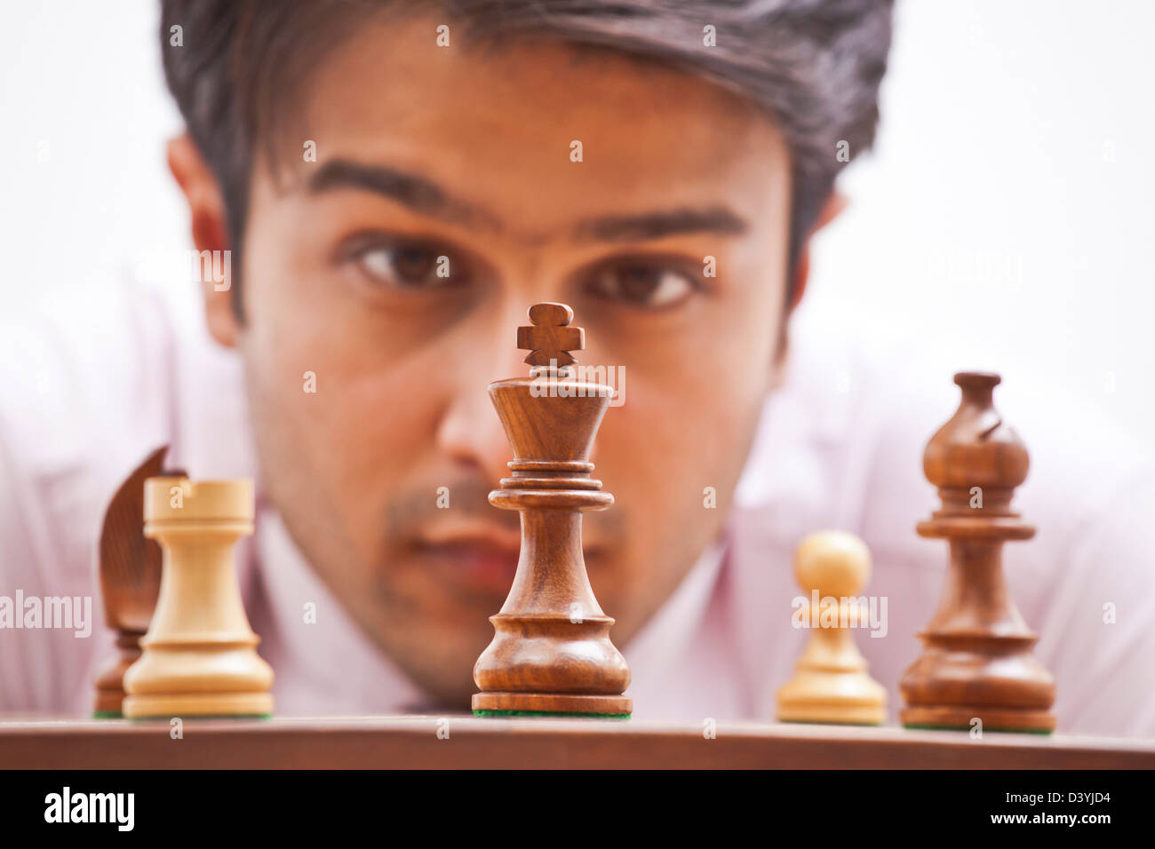 Businessman playing chess Banque D'Images