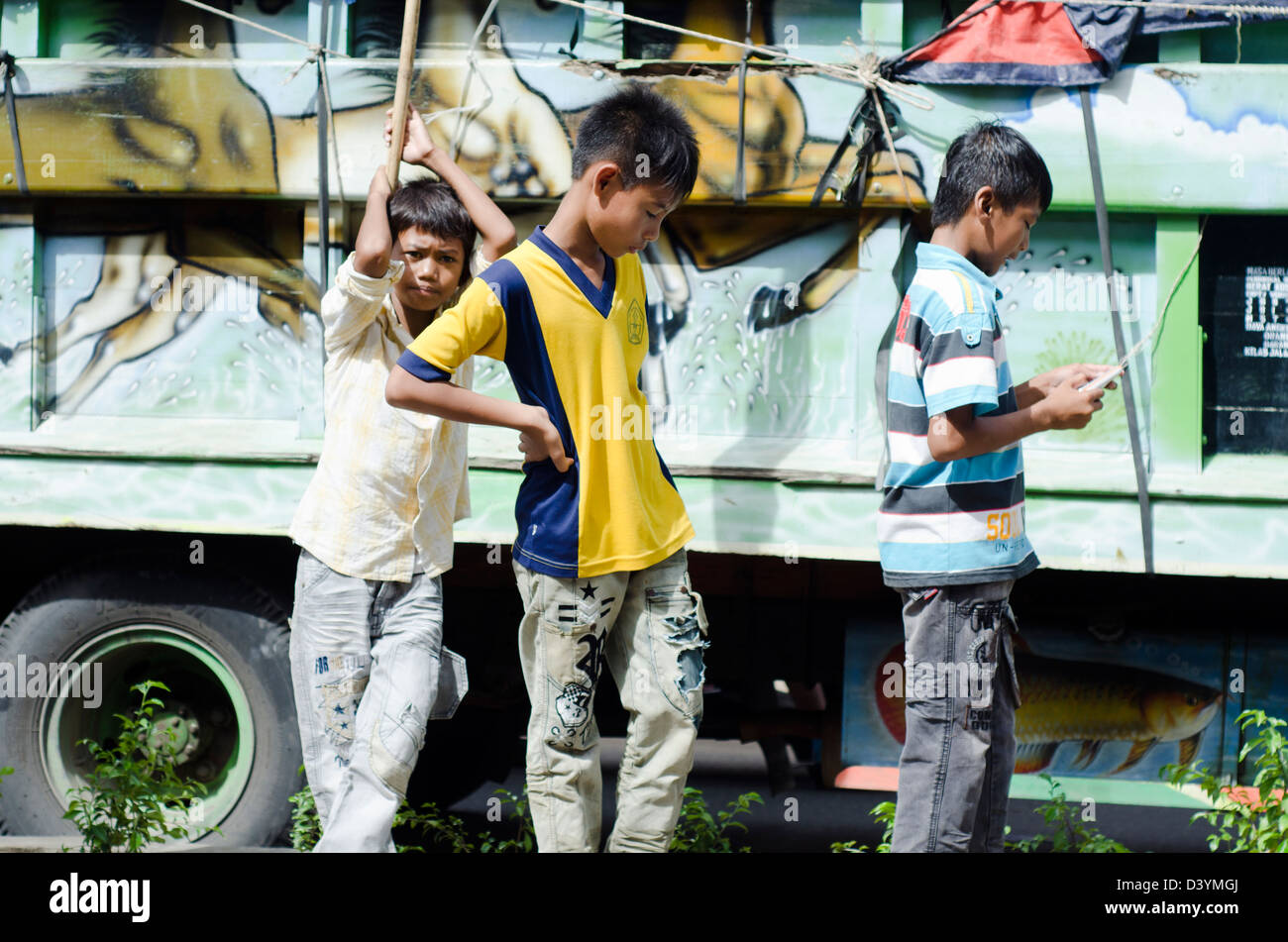 Les garçons indonésien debout devant camion peint Banque D'Images