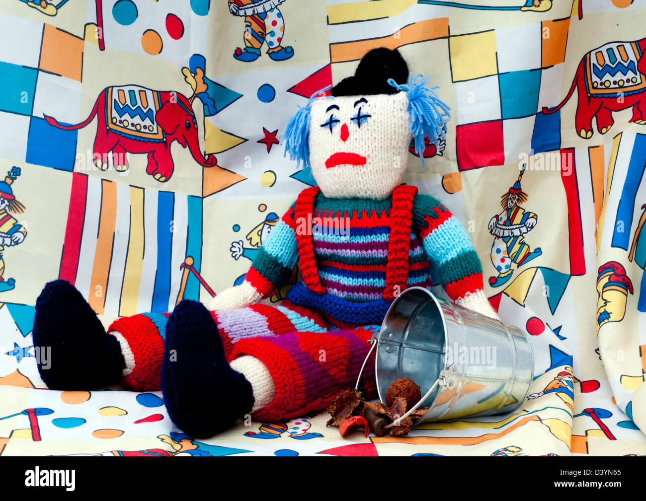 Clown de cirque avec godet Banque D'Images