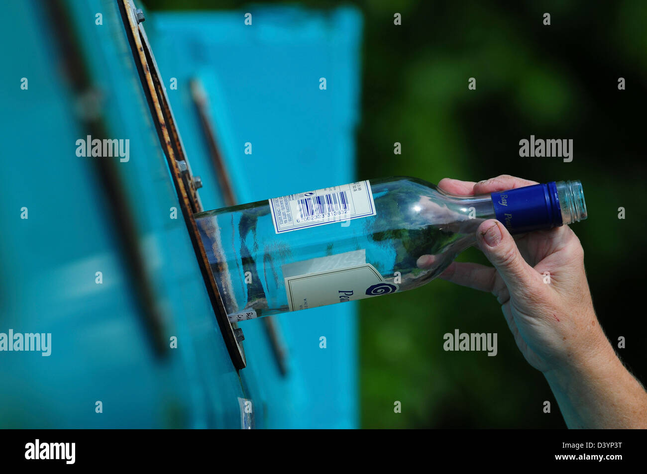 Recycler une bouteille en verre Banque D'Images