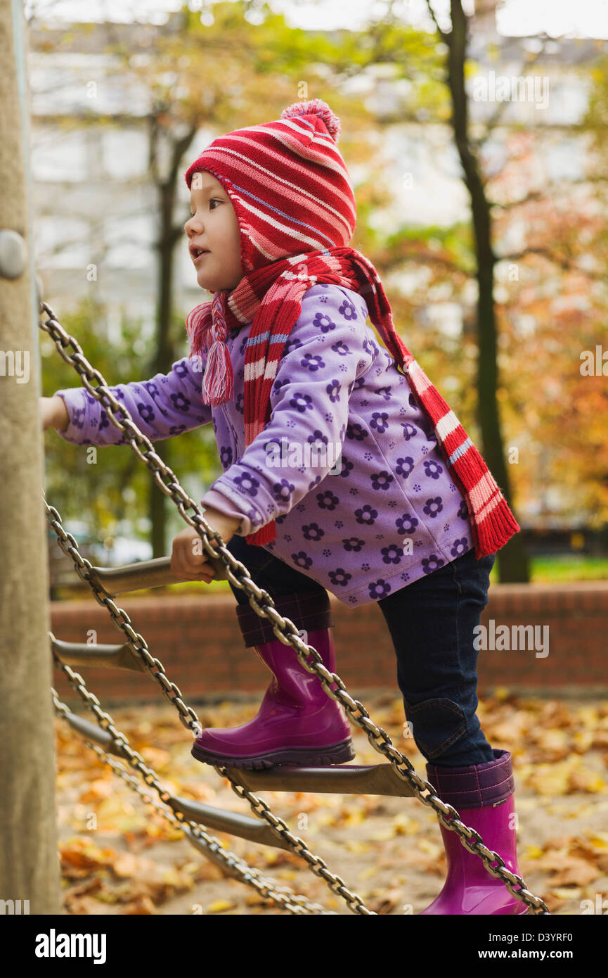 Fille sur Monkey Bars, Allemagne Banque D'Images