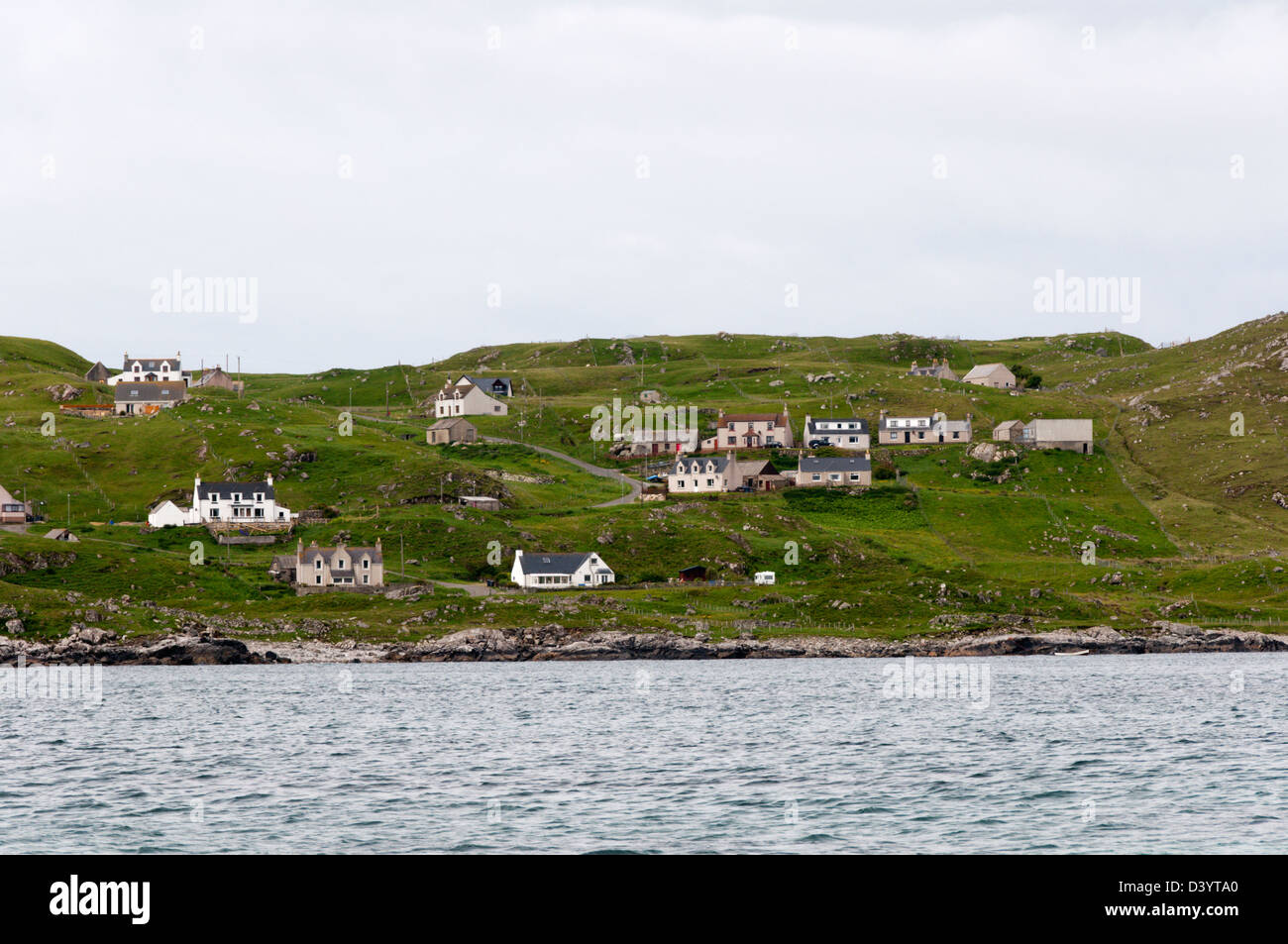 Le petit village de Valtos ou Bhaltos sur la côte ouest de Lewis vu de la mer. Banque D'Images