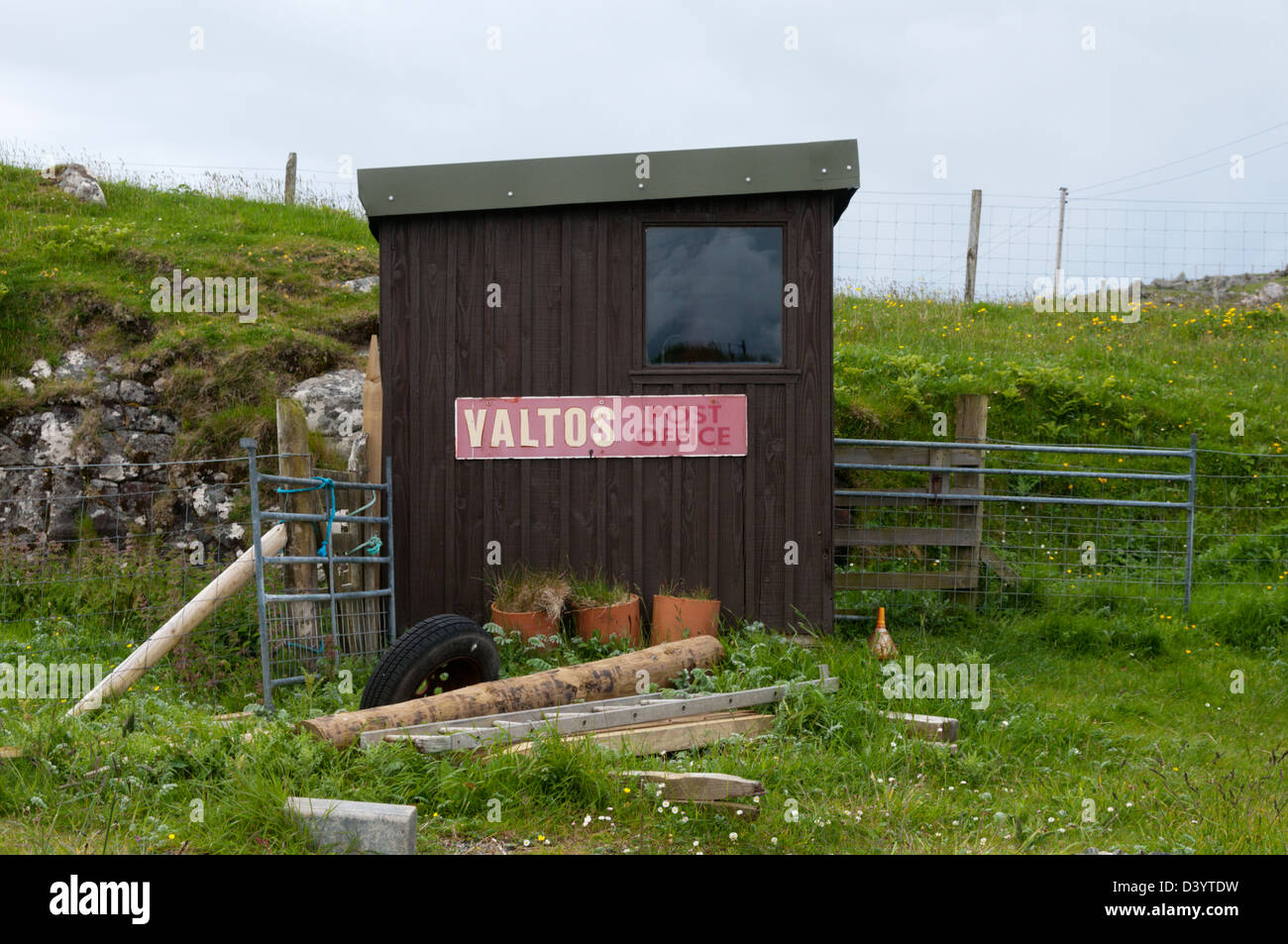 Un signe pour le petit bureau de poste à Valtos sur la côte ouest de l'île de Lewis dans les Hébrides extérieures. Banque D'Images