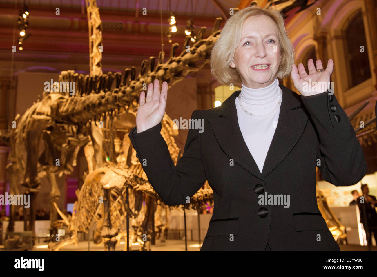 À Berlin, Allemagne. 26 février 2013. Le ministre allemand de l'éducation Johanna Wanka (CDU, retour) ouvre l'année 2013 aux côtés de la science avec une exposition "Zukunft leben : Die demografische Chance' (lit. pour vivre à l'avenir : chances démographiques) . Photo : Maurizio Gambarini/dpa/Alamy Live News Banque D'Images