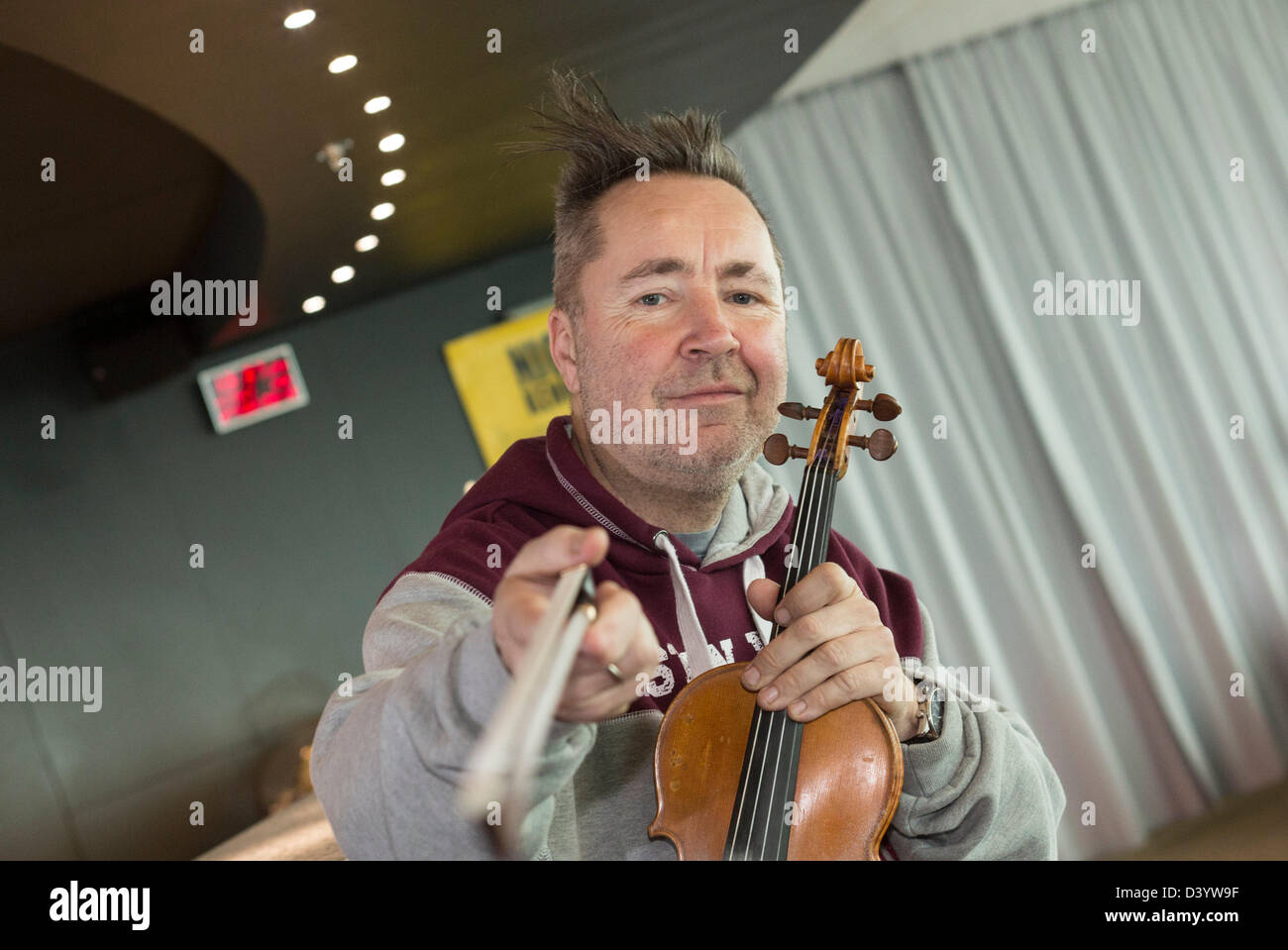Berlin, Allemagne. 27 février 2013. Le violoniste britannique Nigel Kennedy pose pour les photographes de presse lors d'une conversation. Le violoniste donnera deux concerts en Allemagne dans le cadre d'une son tour - à Berlin le 18 avril et à Leipzig le 19 avril 2013. Photo : FLORIAN SCHUH/dpa/Alamy Live News Banque D'Images