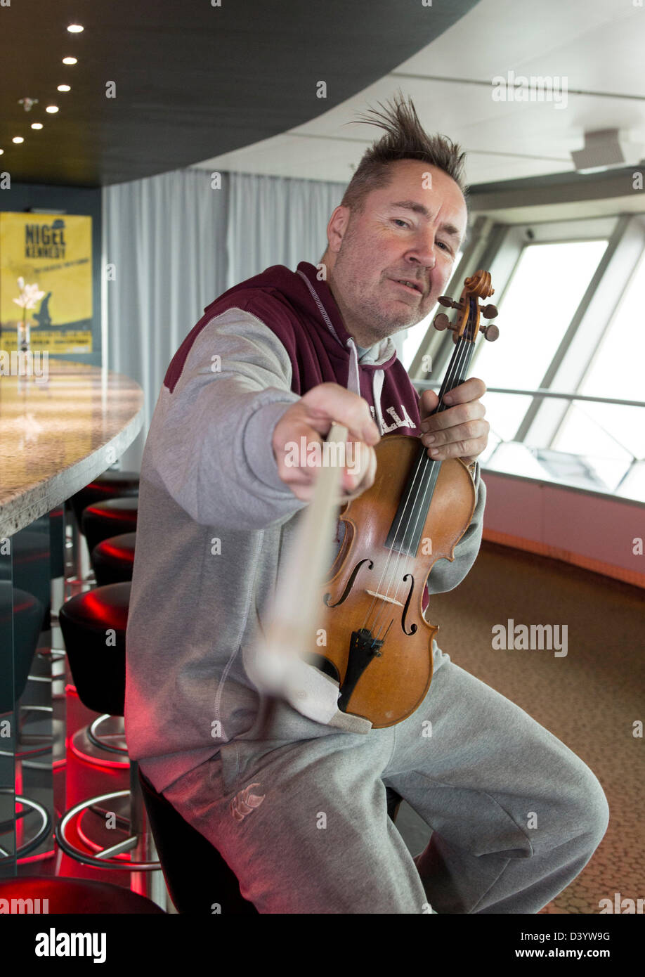 Berlin, Allemagne. 27 février 2013. Le violoniste britannique Nigel Kennedy pose pour les photographes de presse lors d'une conversation. Le violoniste donnera deux concerts en Allemagne dans le cadre d'une son tour - à Berlin le 18 avril et à Leipzig le 19 avril 2013. Photo : FLORIAN SCHUH/dpa/Alamy Live News Banque D'Images