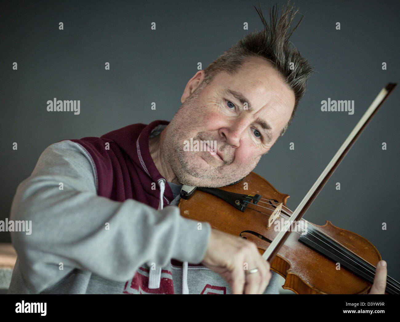 Berlin, Allemagne. 27 février 2013. Le violoniste britannique Nigel Kennedy pose pour les photographes de presse lors d'une conversation. Le violoniste donnera deux concerts en Allemagne dans le cadre d'une son tour - à Berlin le 18 avril et à Leipzig le 19 avril 2013. Photo : FLORIAN SCHUH/dpa/Alamy Live News Banque D'Images