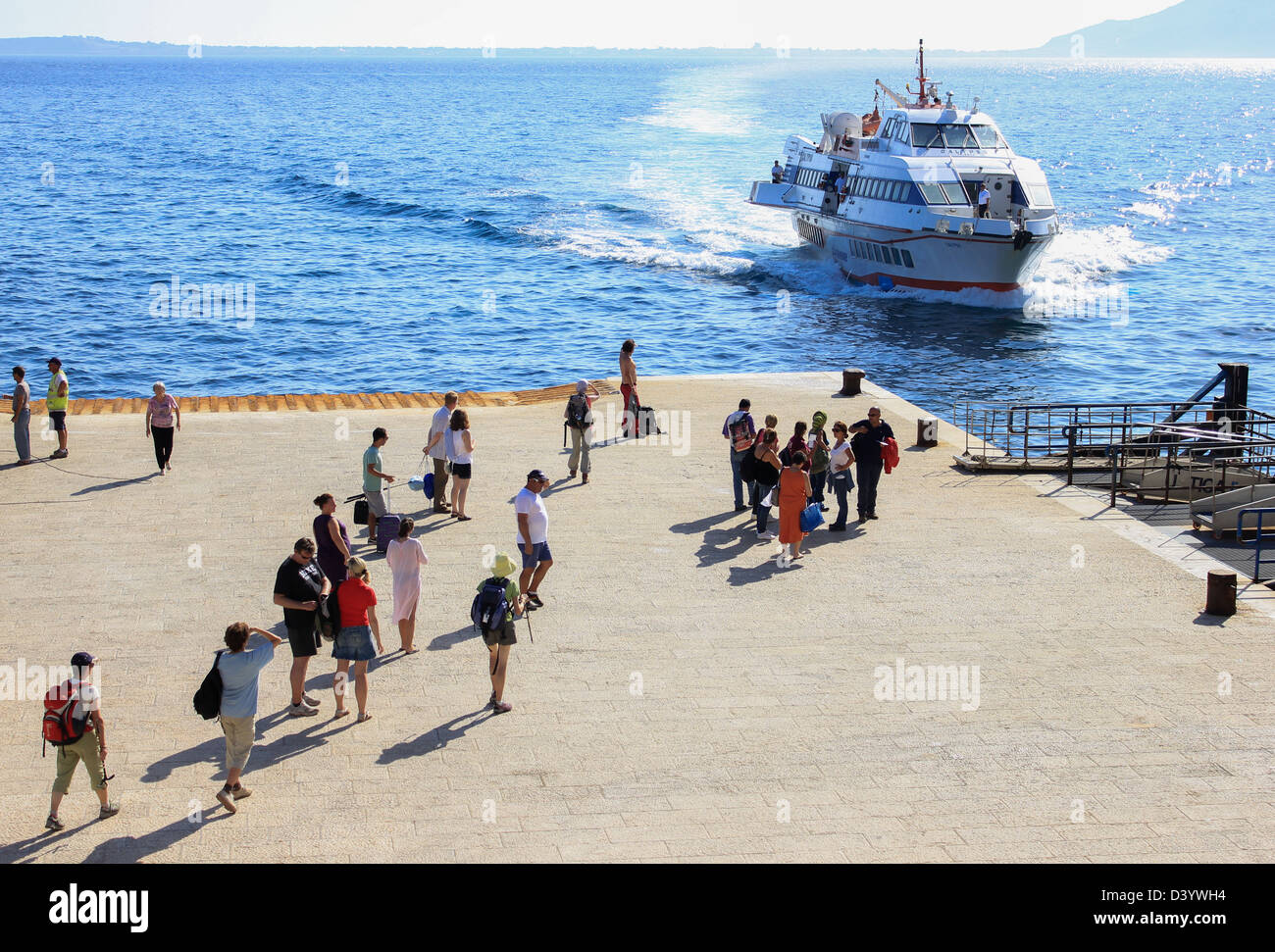 Les gens de mer quai quai arrivée navire navire Europe attente journée ensoleillée Sicile Levanzo island touristes voyage transports Banque D'Images